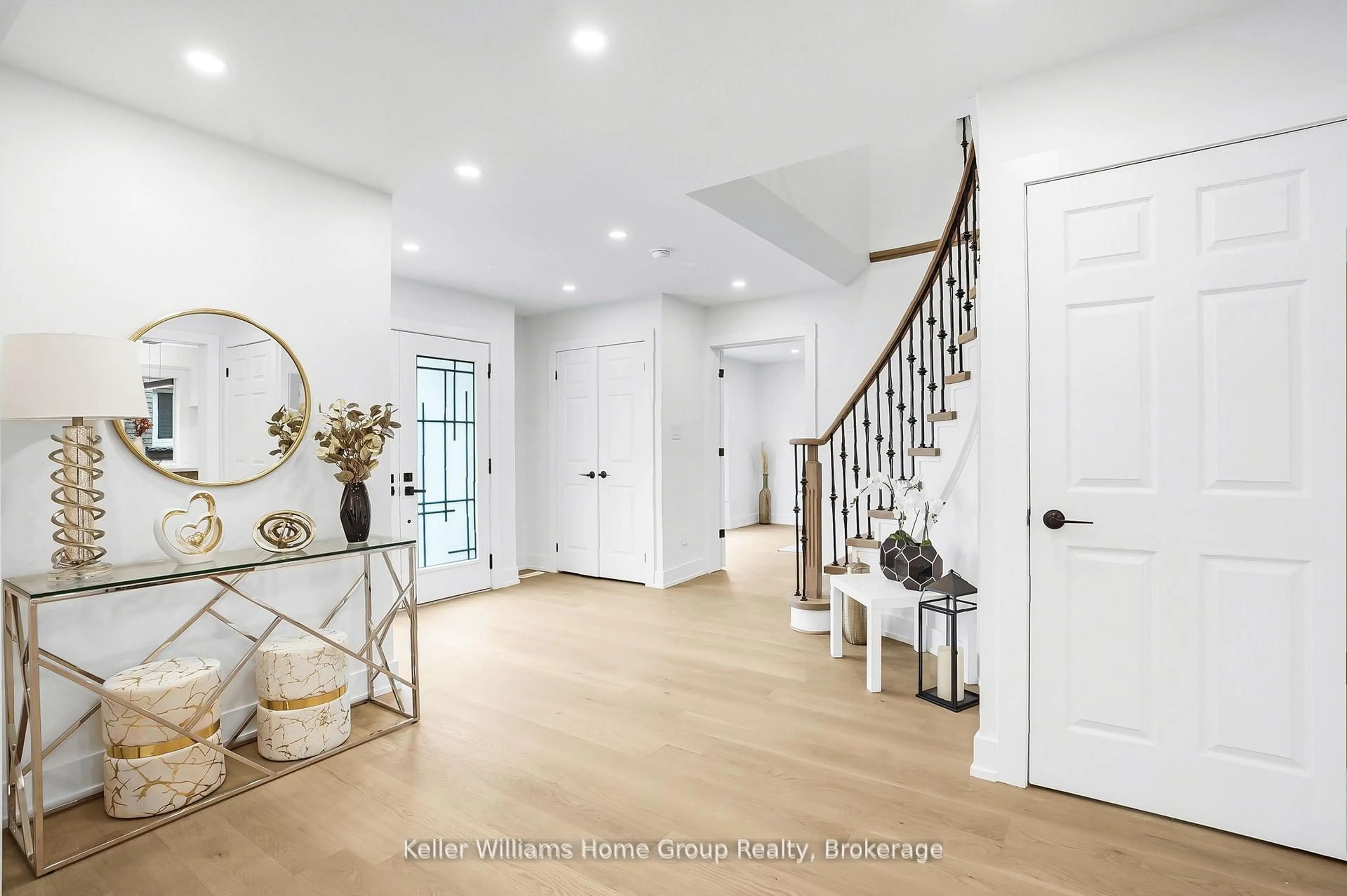 Indoor entryway for 1105 Ewing Cres, Mississauga Ontario L5V 1B9