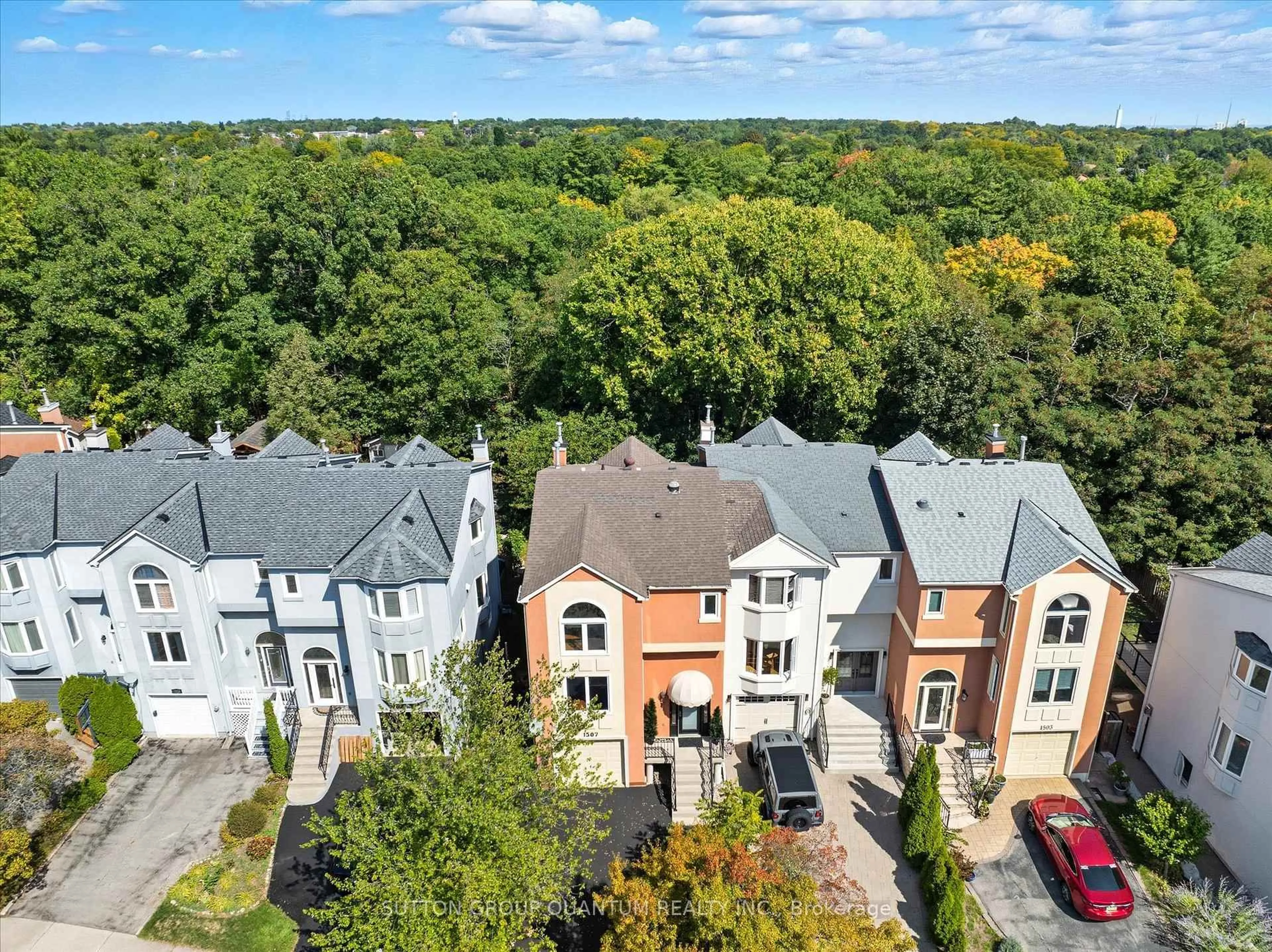 A pic from outside/outdoor area/front of a property/back of a property/a pic from drone, city buildings view from balcony for 1507 Litchfield Rd, Oakville Ontario L6H 5P4