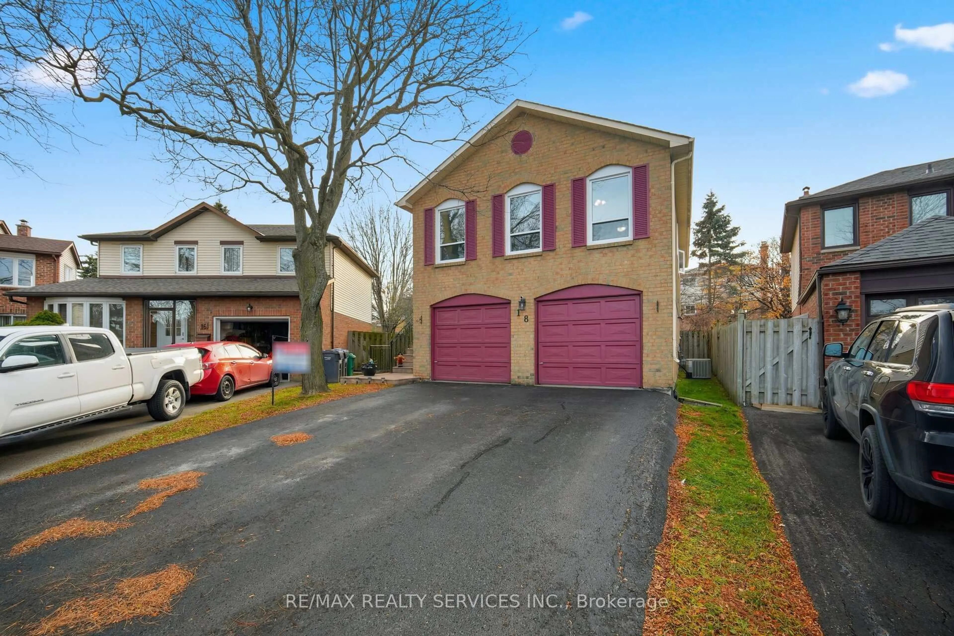 Indoor garage for 18 Myna Crt, Brampton Ontario L6S 4H8