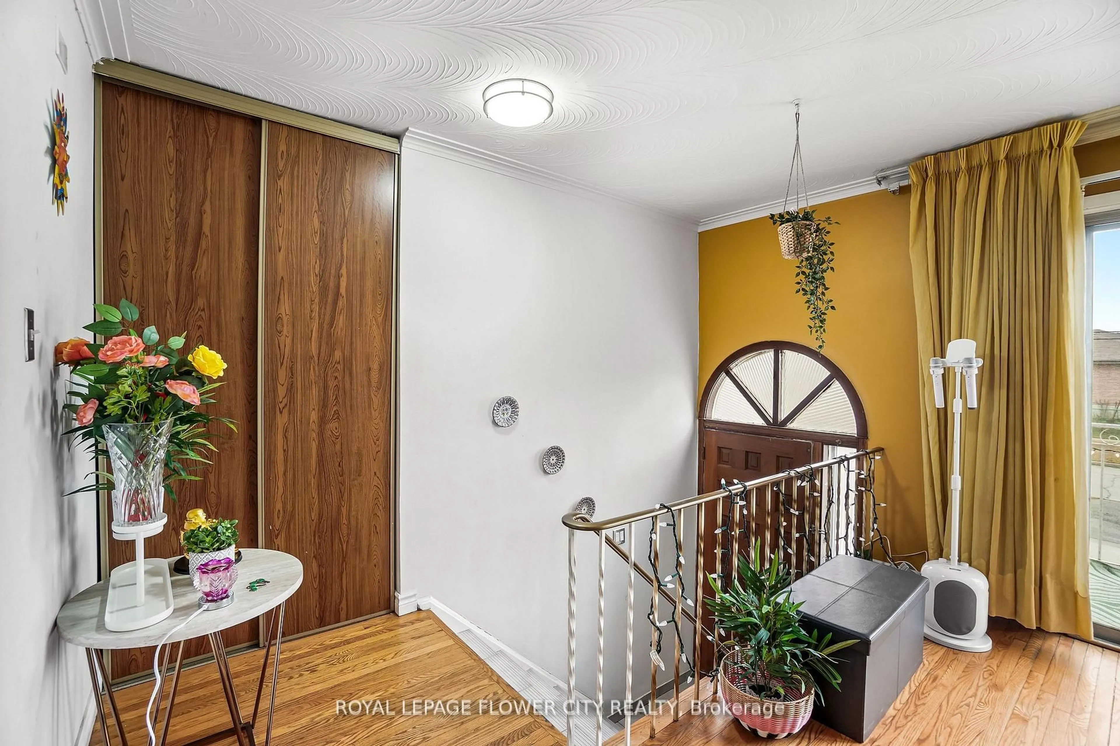 Indoor foyer for 167 SHOREHAM Dr, Toronto Ontario M3N 1T3