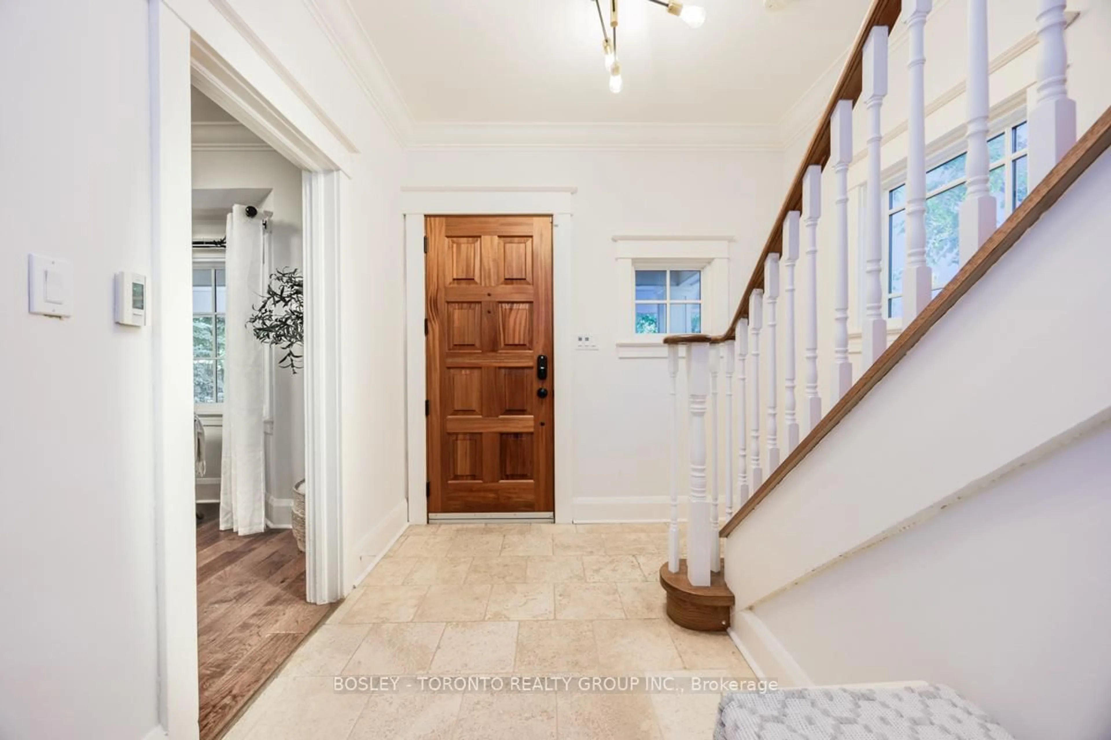Indoor entryway for 409 Reynolds St, Oakville Ontario L6J 3M3