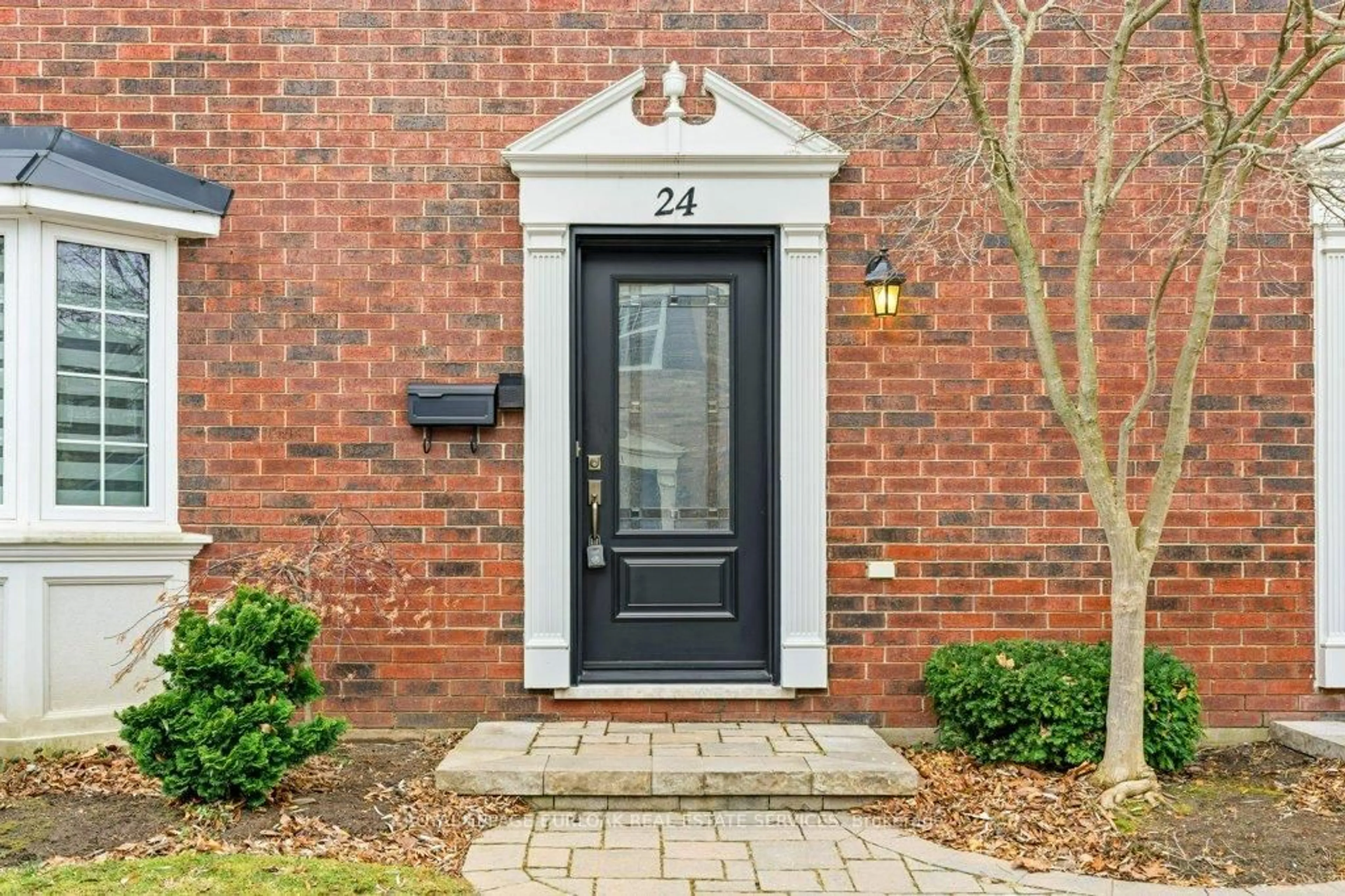 Indoor entryway for 2407 Woodward Ave #24, Burlington Ontario L7R 4J2