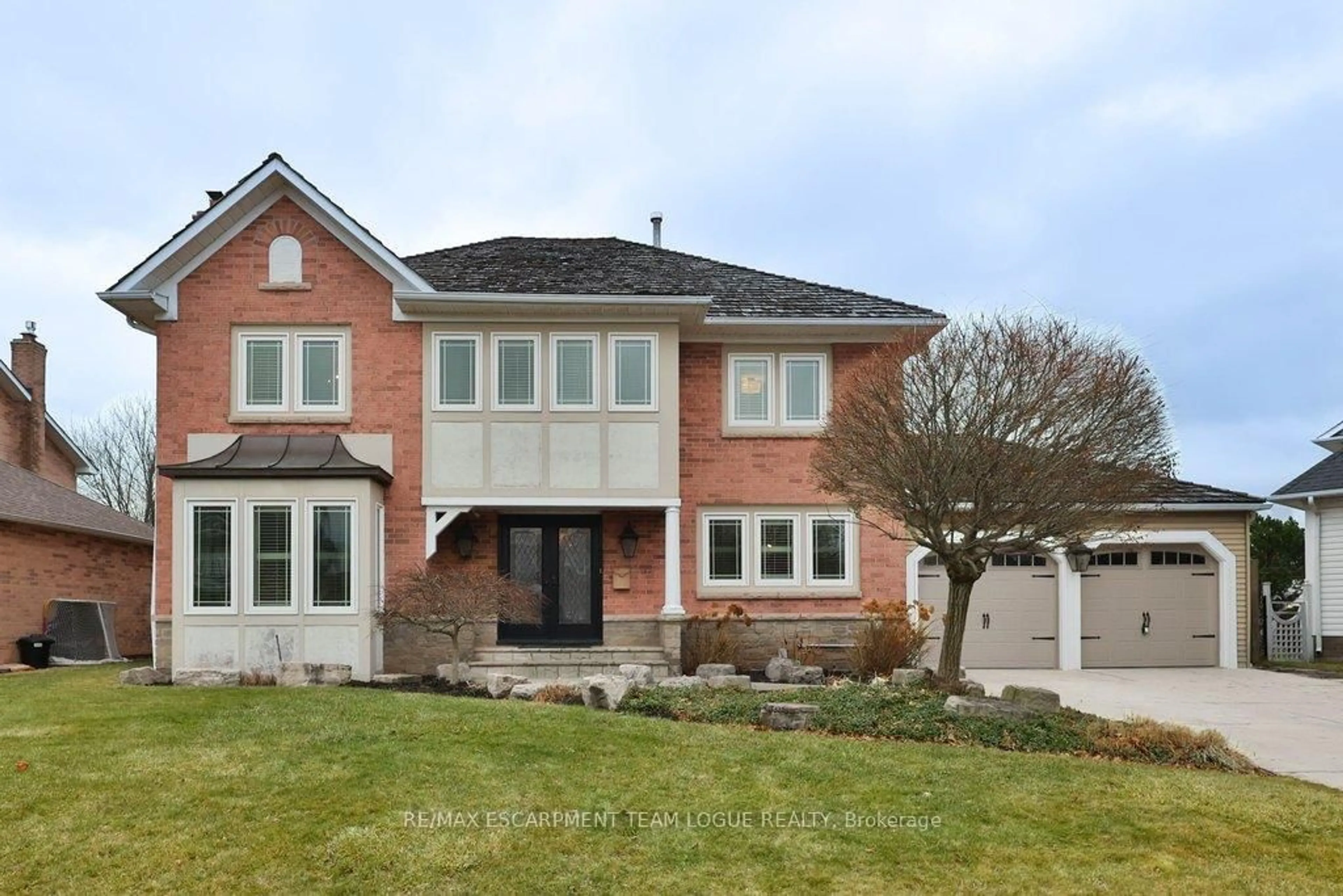 Home with brick exterior material, street for 2047 COUNTRY CLUB Dr, Burlington Ontario L7M 3Z2