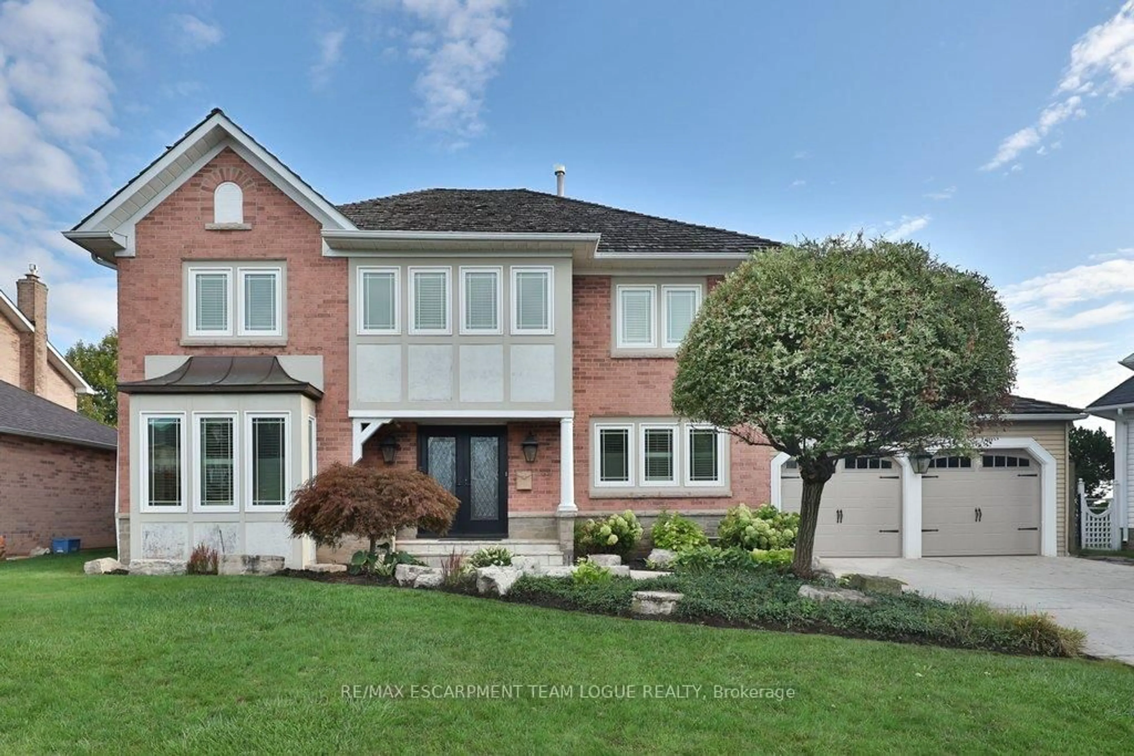 Home with brick exterior material, street for 2047 COUNTRY CLUB Dr, Burlington Ontario L7M 3Z2