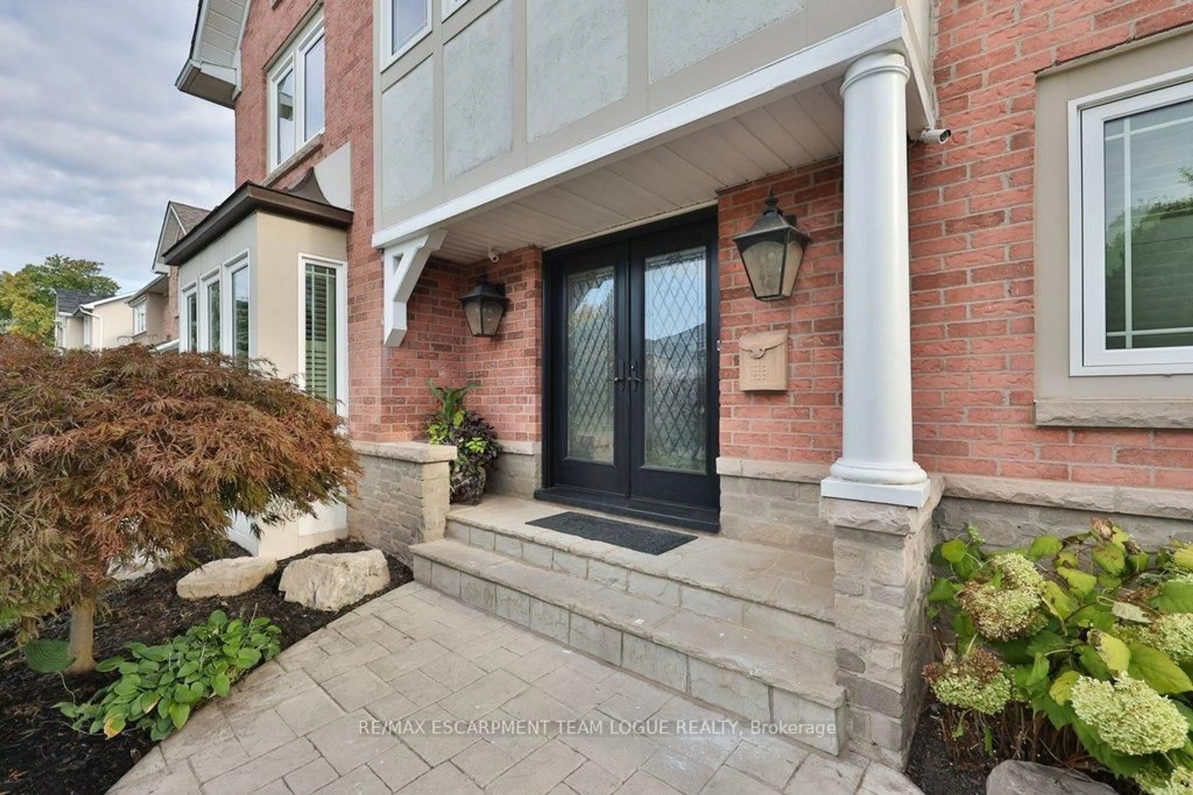 Indoor entryway for 2047 COUNTRY CLUB Dr, Burlington Ontario L7M 3Z2