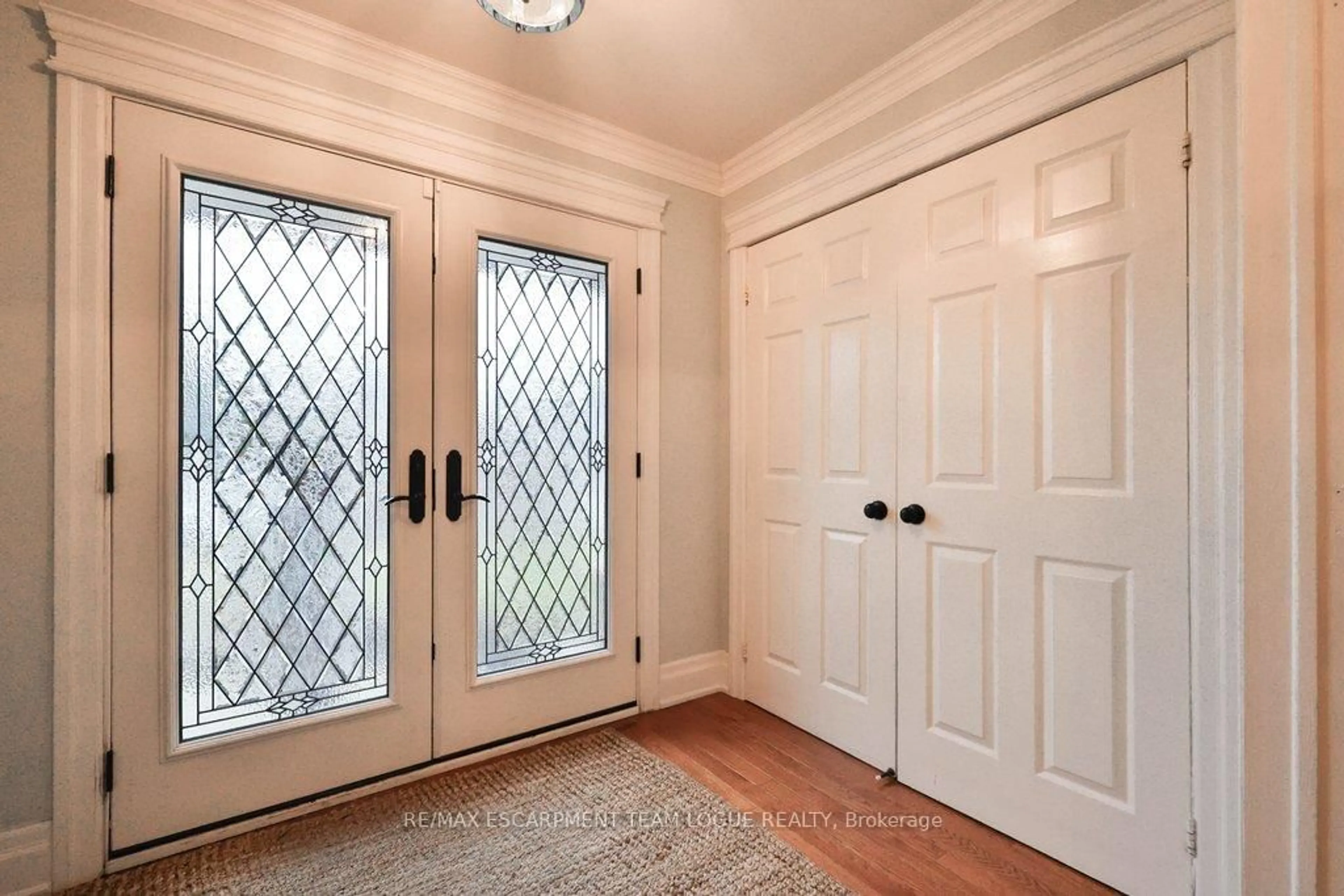Indoor entryway for 2047 COUNTRY CLUB Dr, Burlington Ontario L7M 3Z2