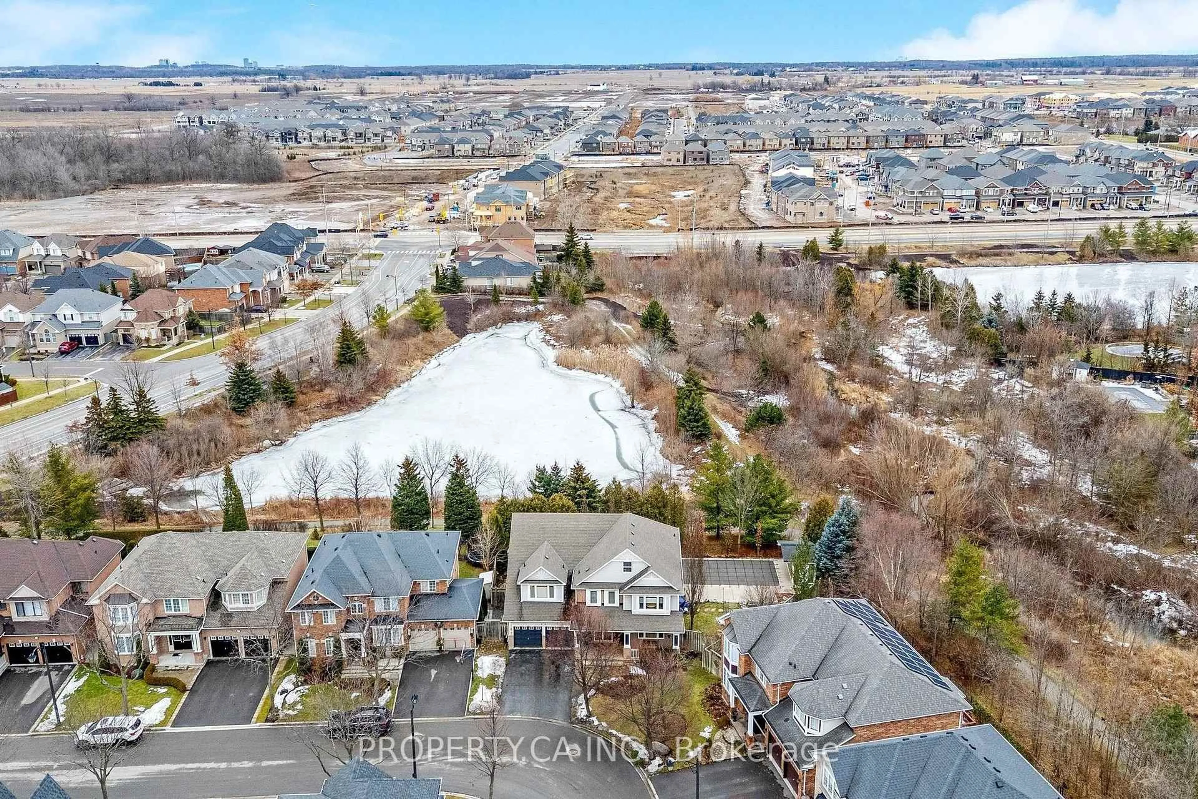 A pic from outside/outdoor area/front of a property/back of a property/a pic from drone, unknown for 1560 Earl Cres, Milton Ontario L9T 5Z2