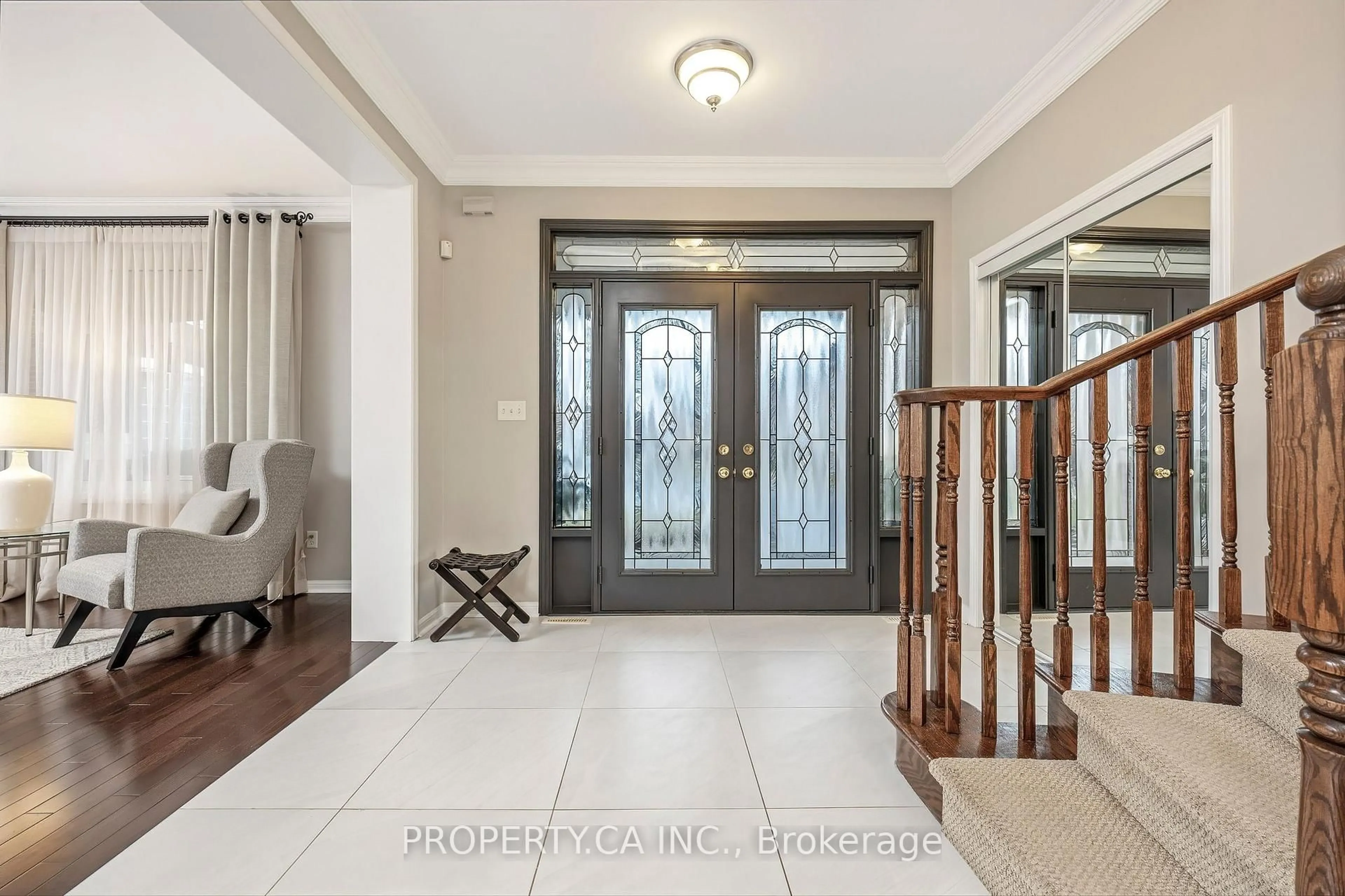 Indoor entryway for 1560 Earl Cres, Milton Ontario L9T 5Z2