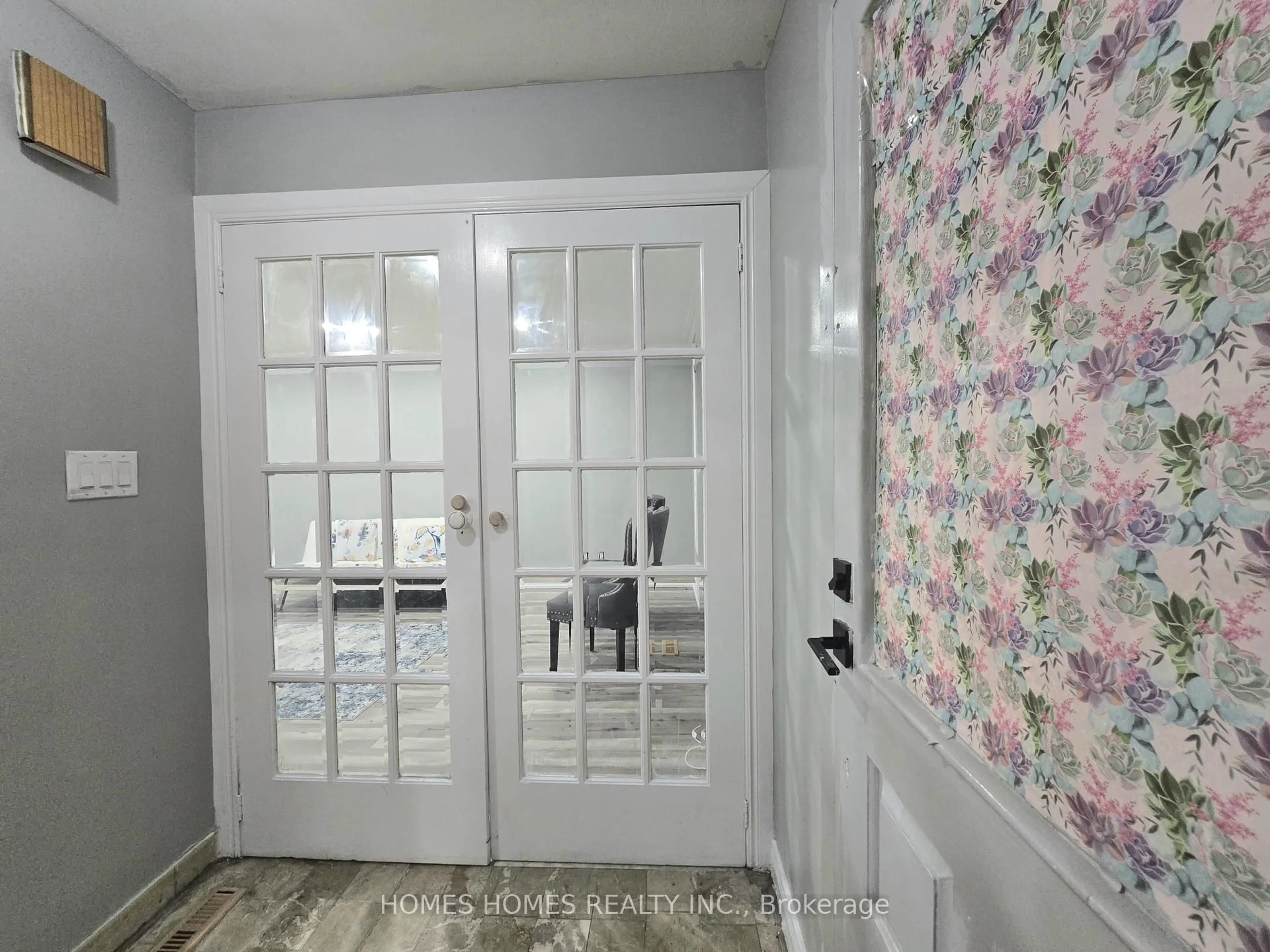 Indoor entryway for 65 Elnathan Cres, Toronto Ontario M9L 2G2