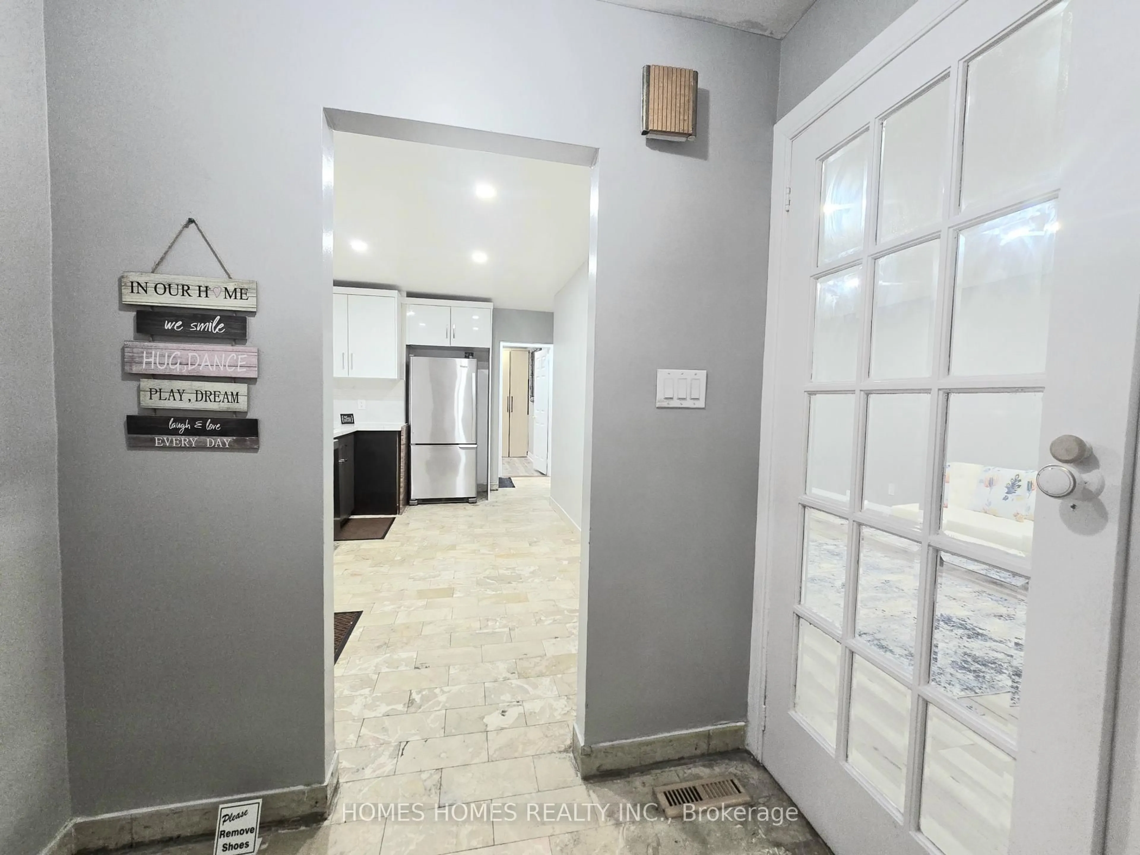 Indoor foyer for 65 Elnathan Cres, Toronto Ontario M9L 2G2