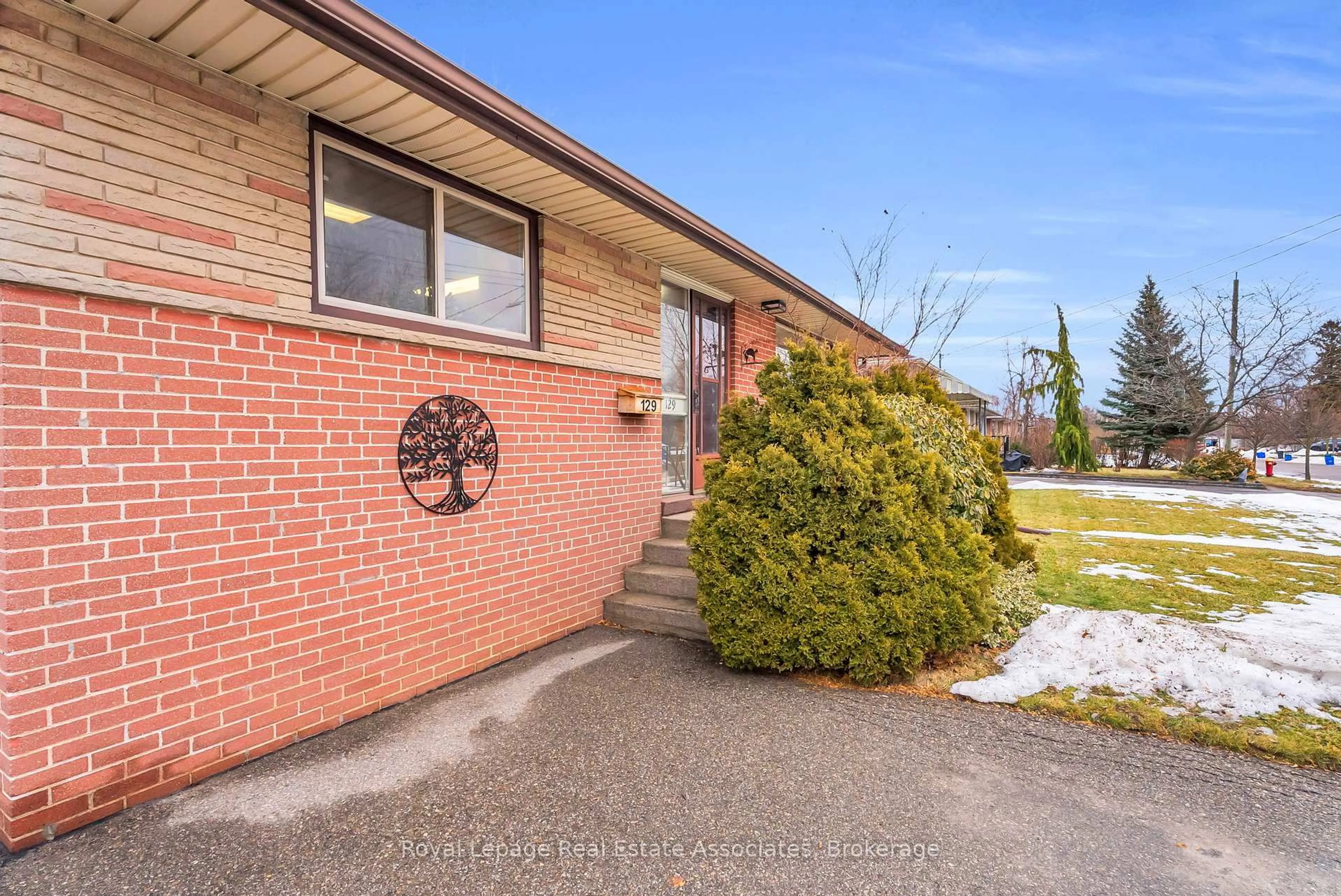 Home with brick exterior material, street for 129 Raylawn Cres, Halton Hills Ontario L7G 4M6
