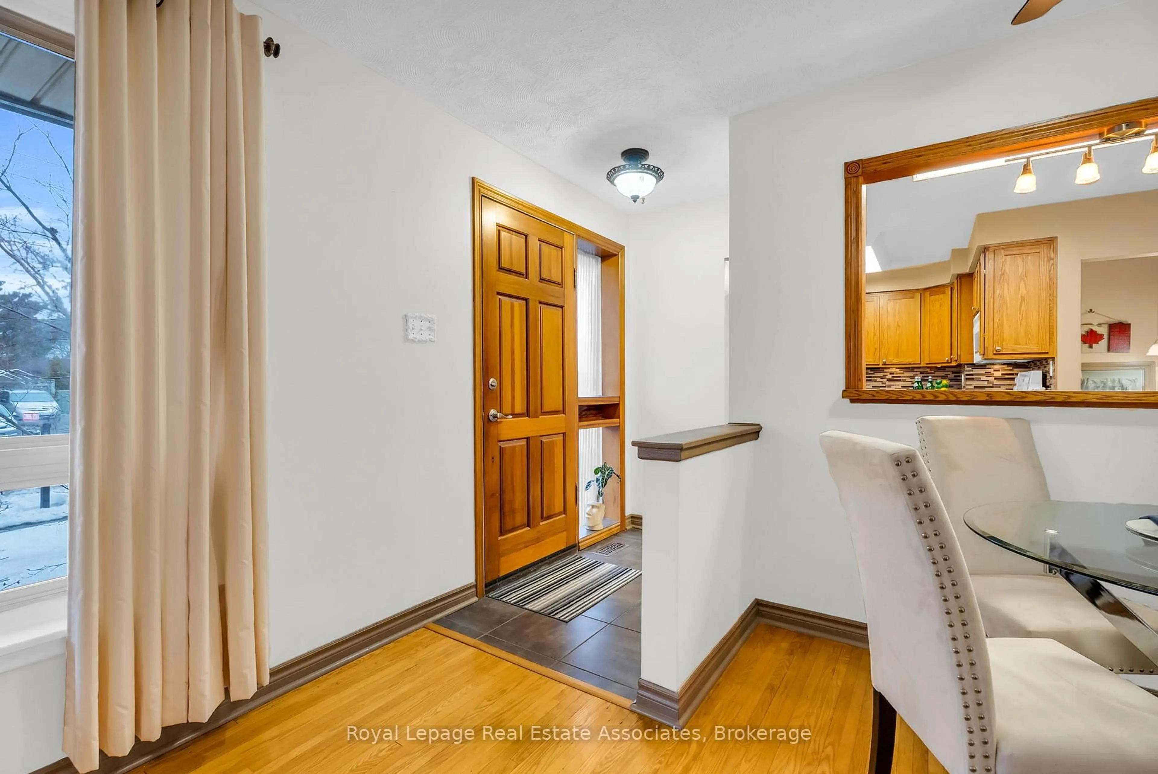 Indoor foyer for 129 Raylawn Cres, Halton Hills Ontario L7G 4M6