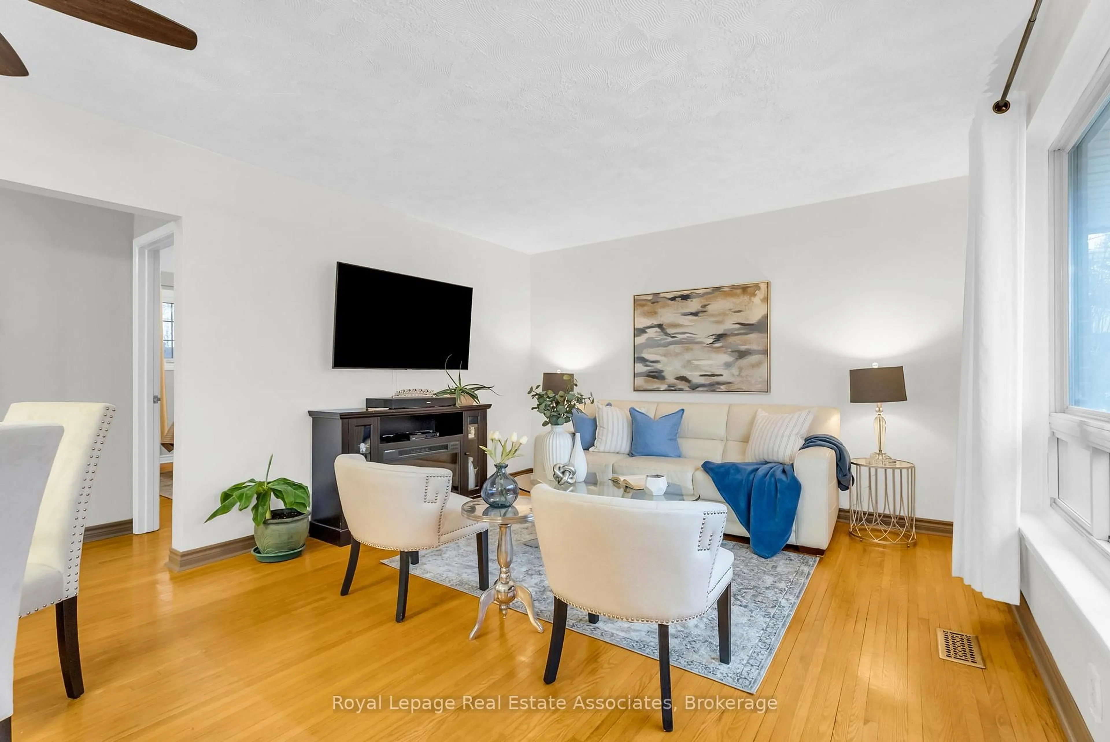 Living room with furniture, unknown for 129 Raylawn Cres, Halton Hills Ontario L7G 4M6