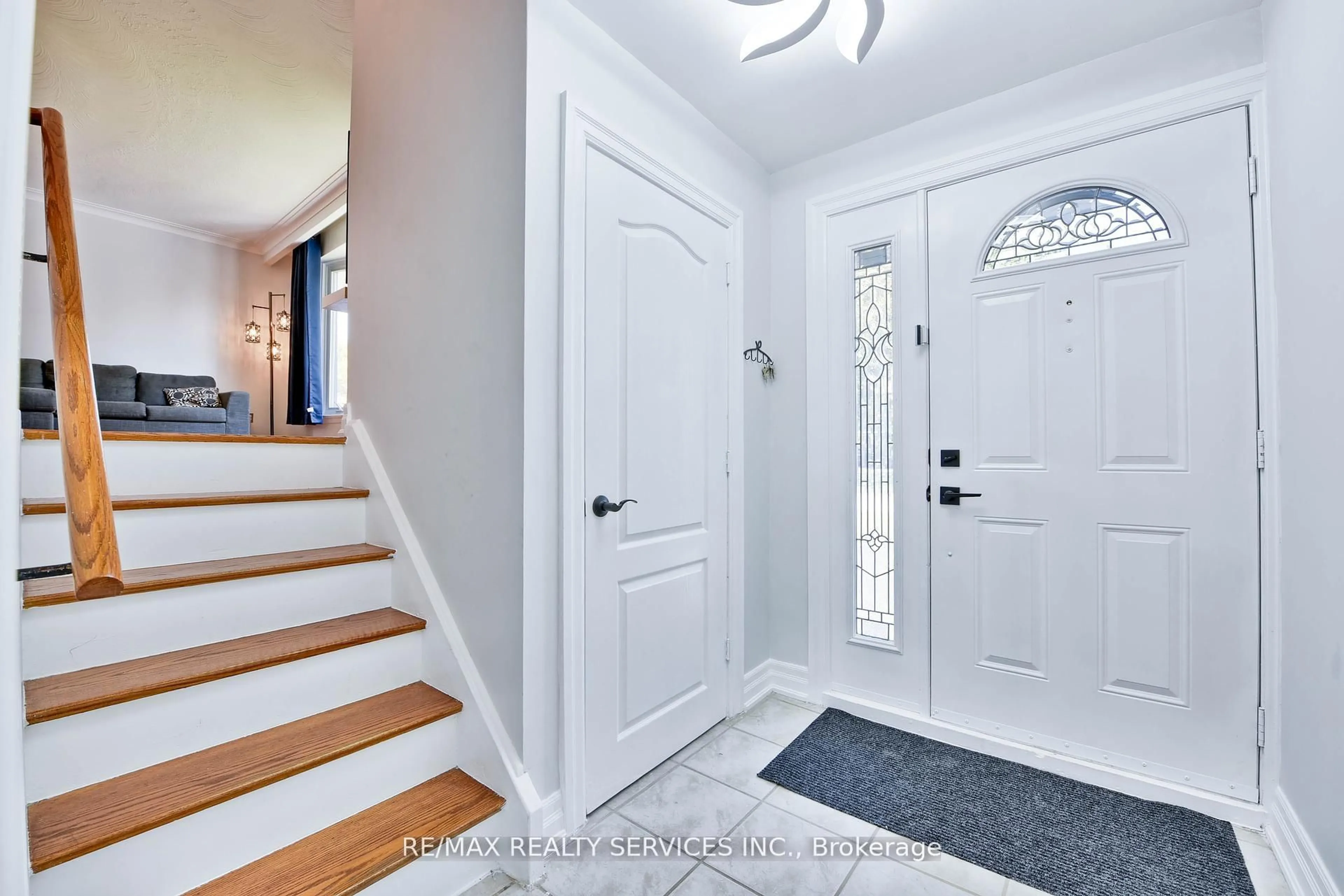 Indoor entryway for 23 Windermere Crt, Brampton Ontario L6X 2L5