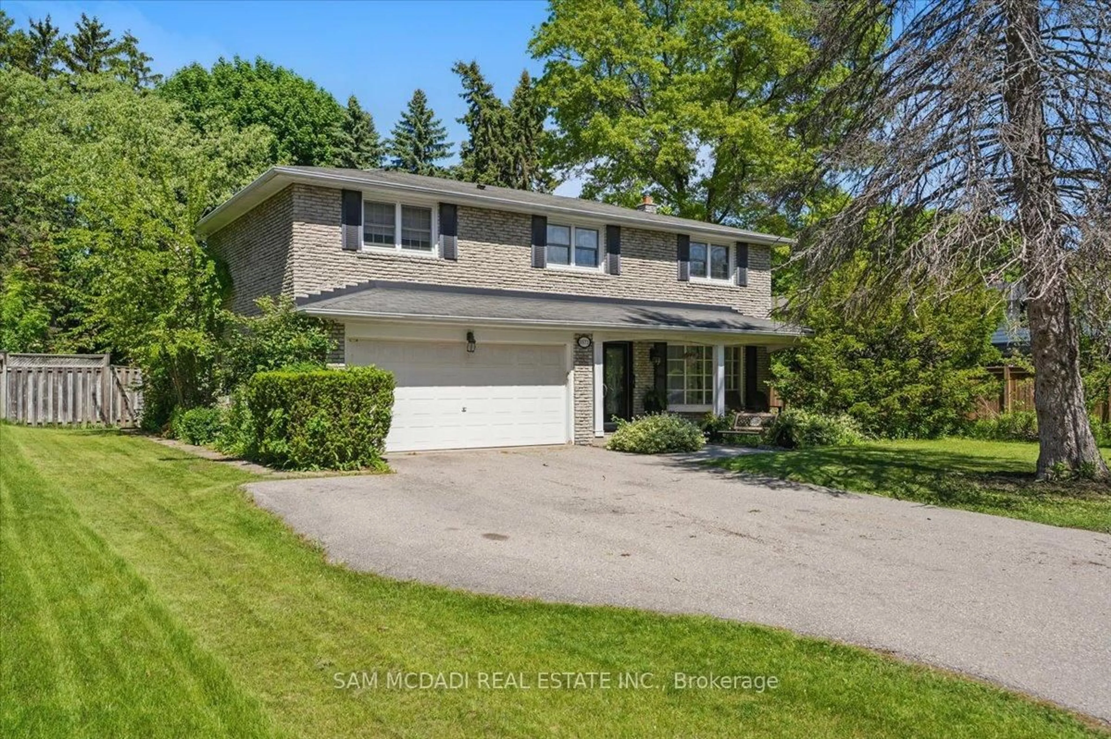 A pic from outside/outdoor area/front of a property/back of a property/a pic from drone, street for 1571 Yew St, Mississauga Ontario L5H 2C1