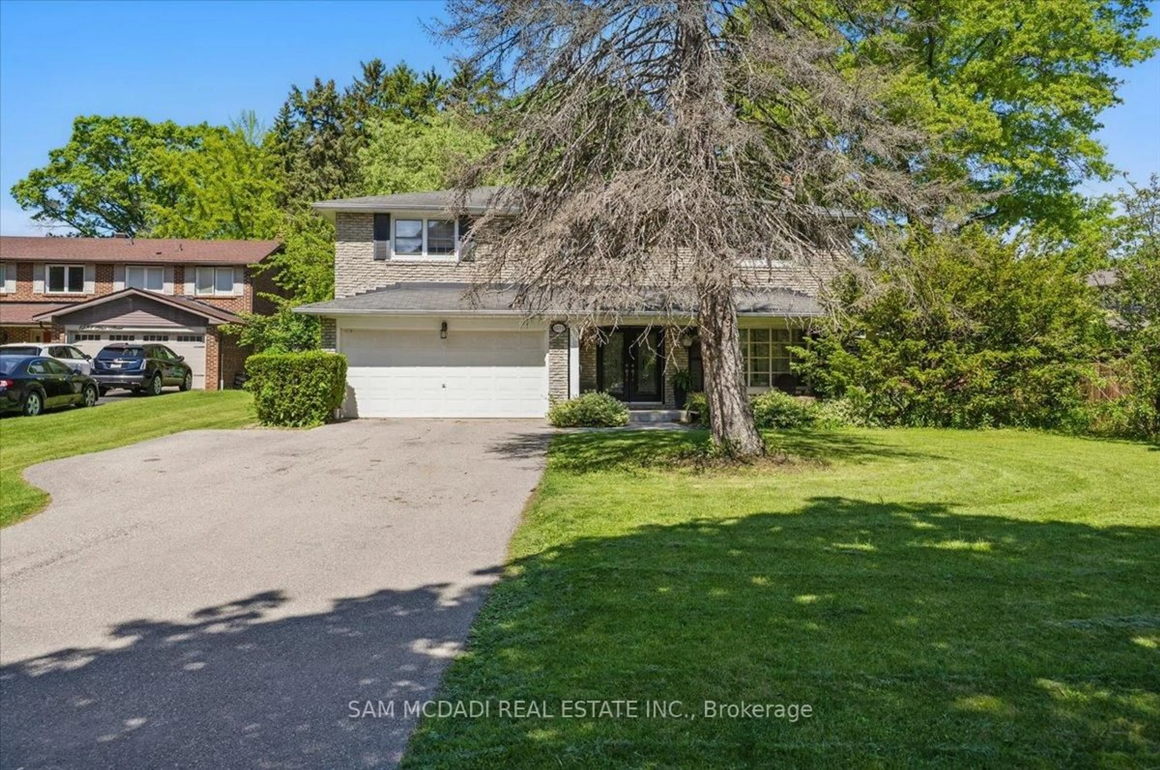 A pic from outside/outdoor area/front of a property/back of a property/a pic from drone, unknown for 1571 Yew St, Mississauga Ontario L5H 2C1