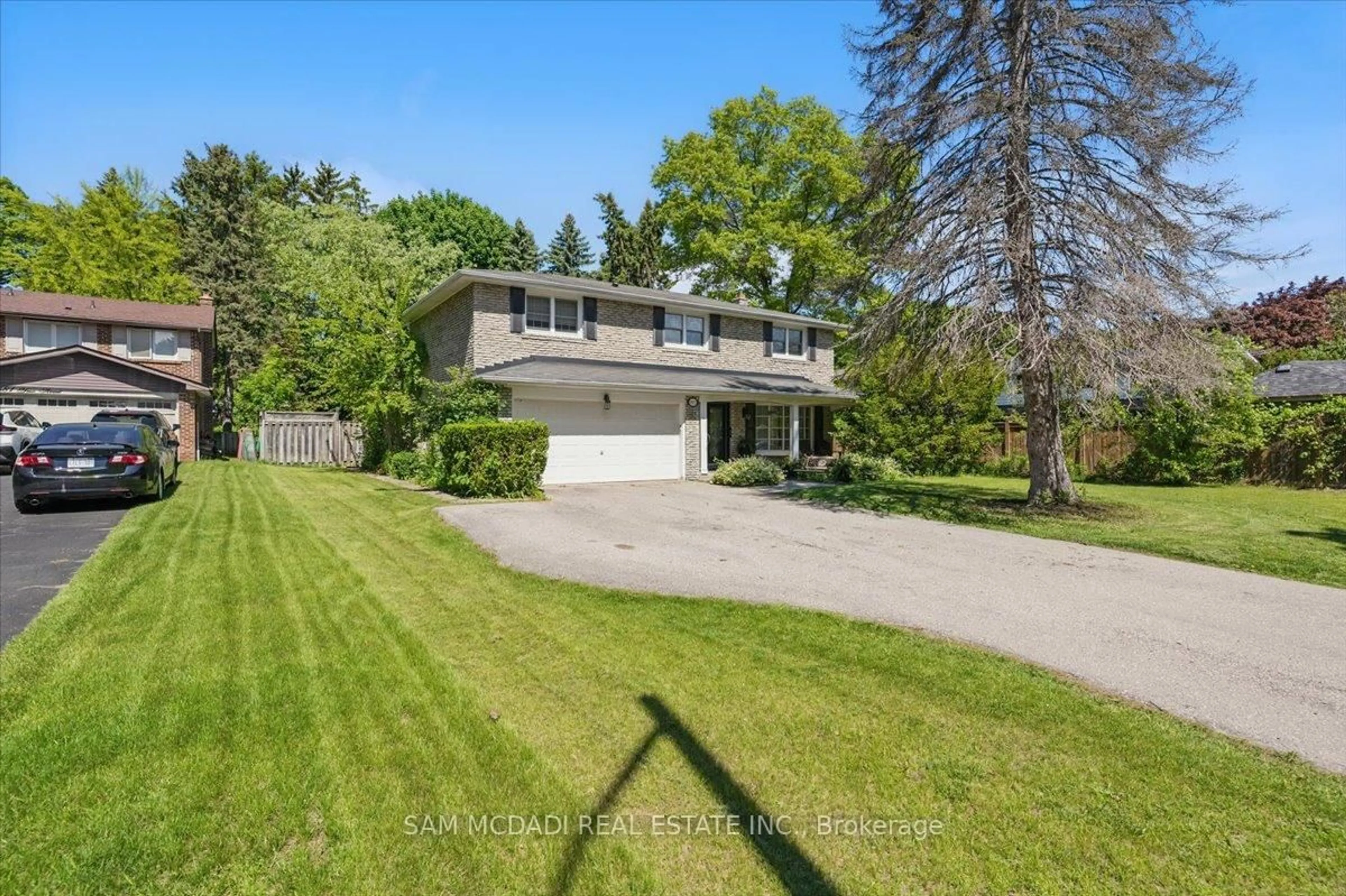 A pic from outside/outdoor area/front of a property/back of a property/a pic from drone, street for 1571 Yew St, Mississauga Ontario L5H 2C1