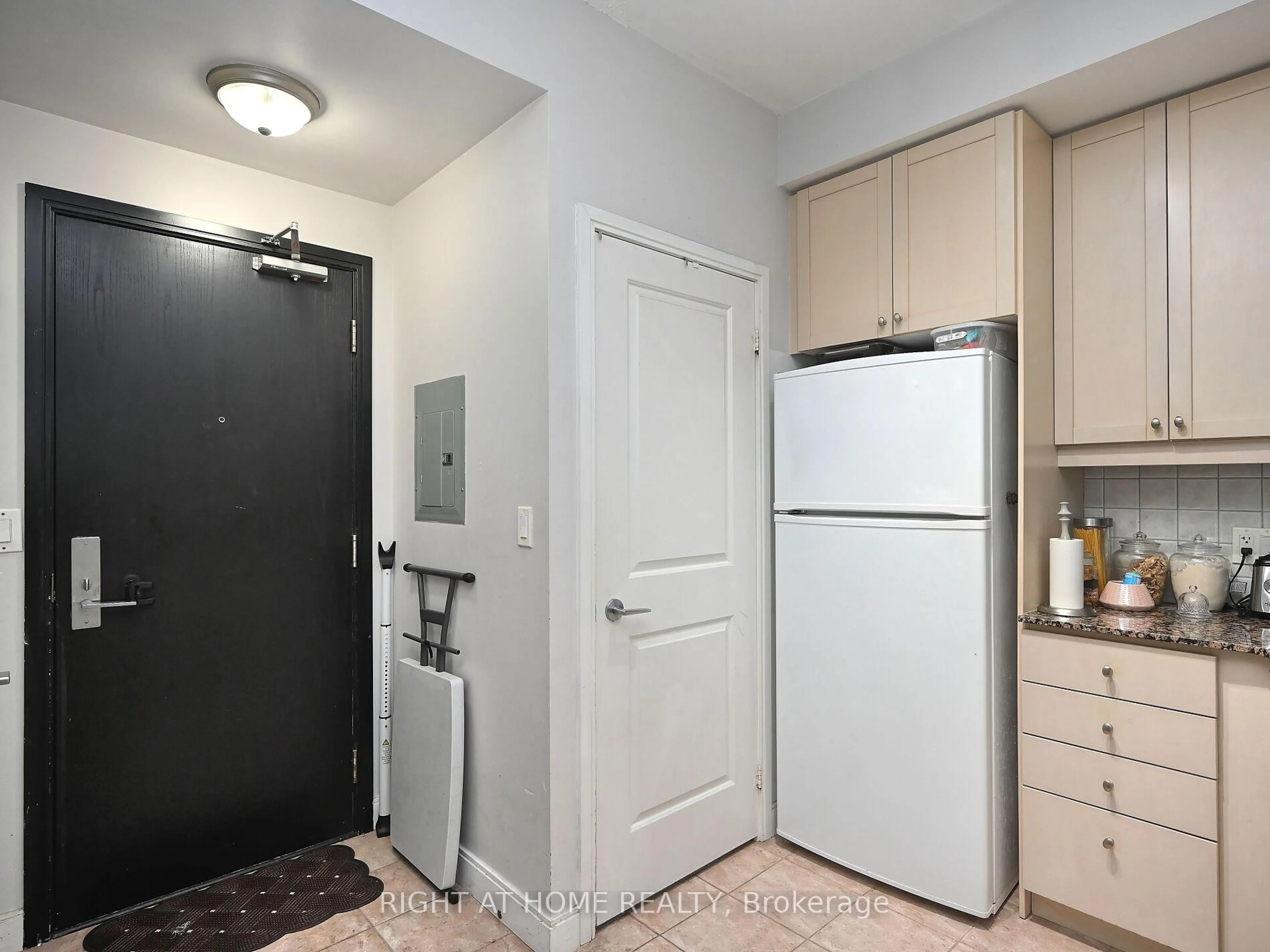 Indoor entryway for 90 Absolute Ave #908, Mississauga Ontario L4Z 0A3