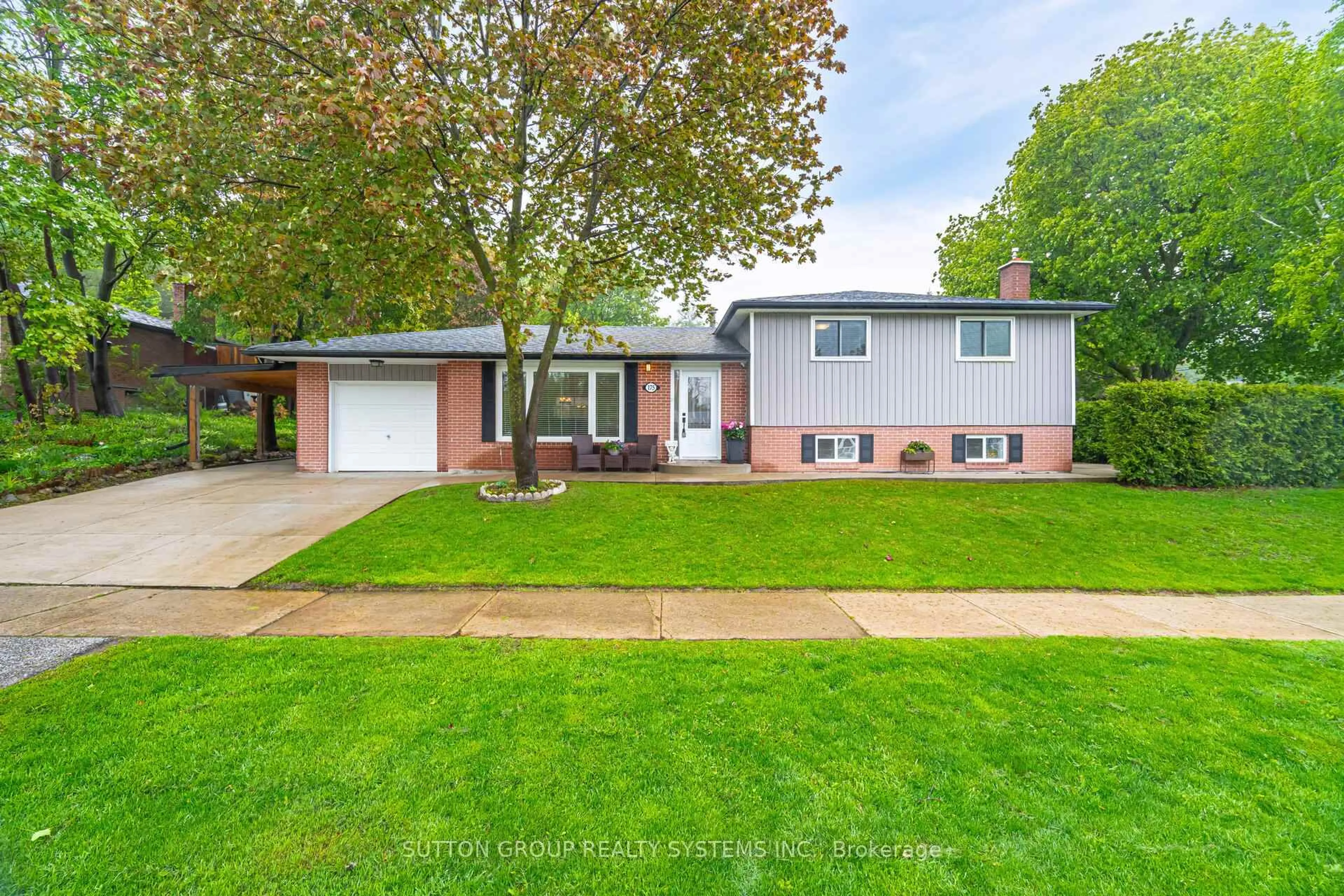 Home with vinyl exterior material, street for 175 Connaught Cres, Caledon Ontario L7E 2S8