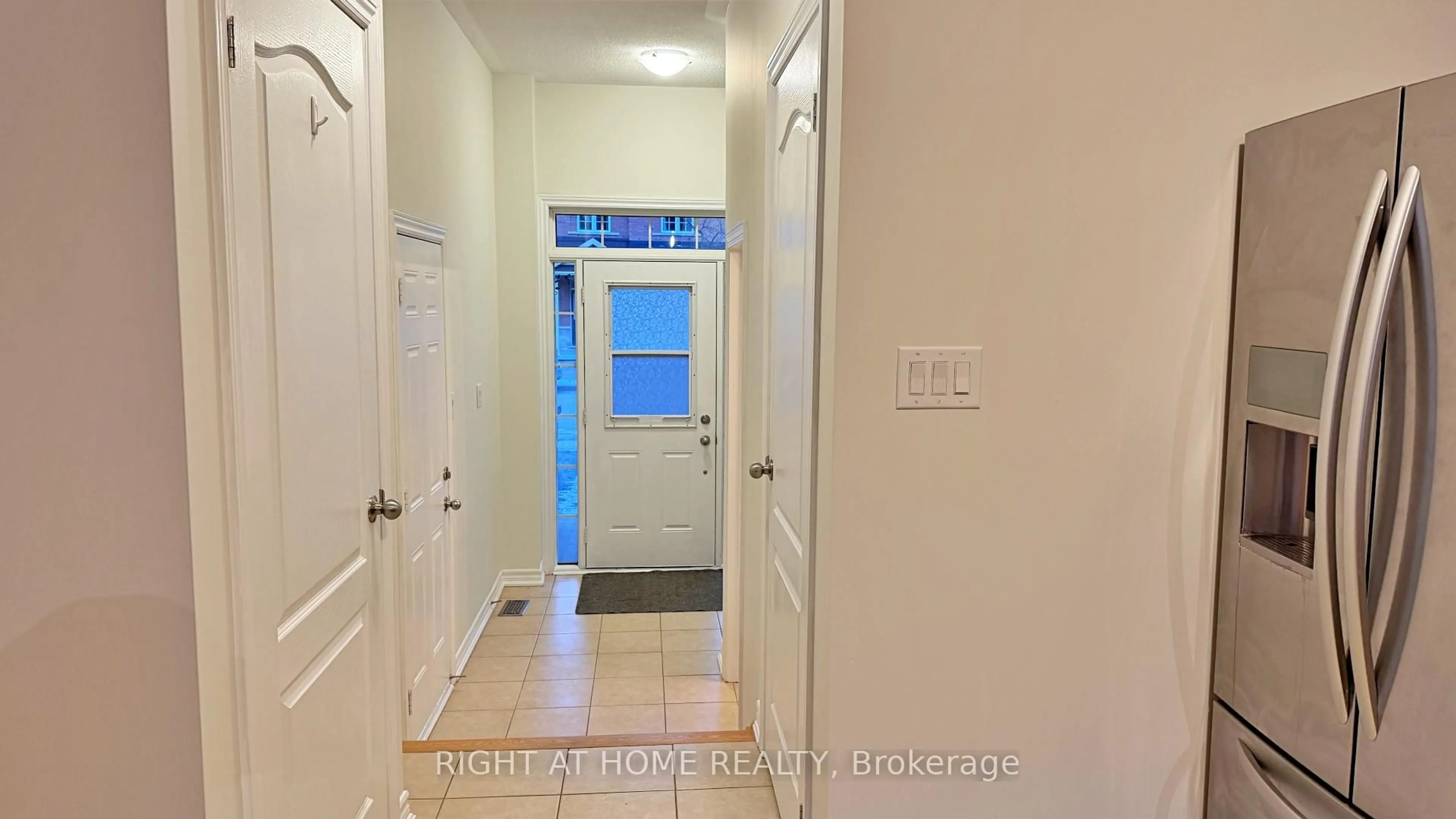 Indoor entryway for 708 Agnew Cres, Milton Ontario L9T 8M6
