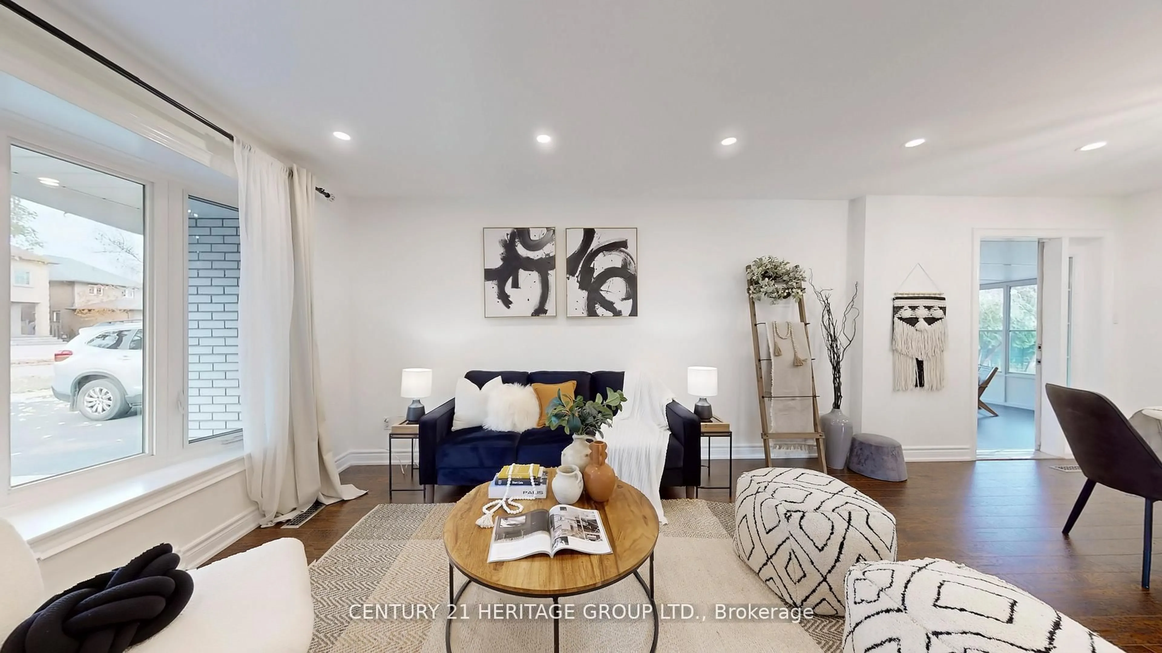 Living room with furniture, unknown for 194 Sewell Dr, Oakville Ontario L6H 1E4