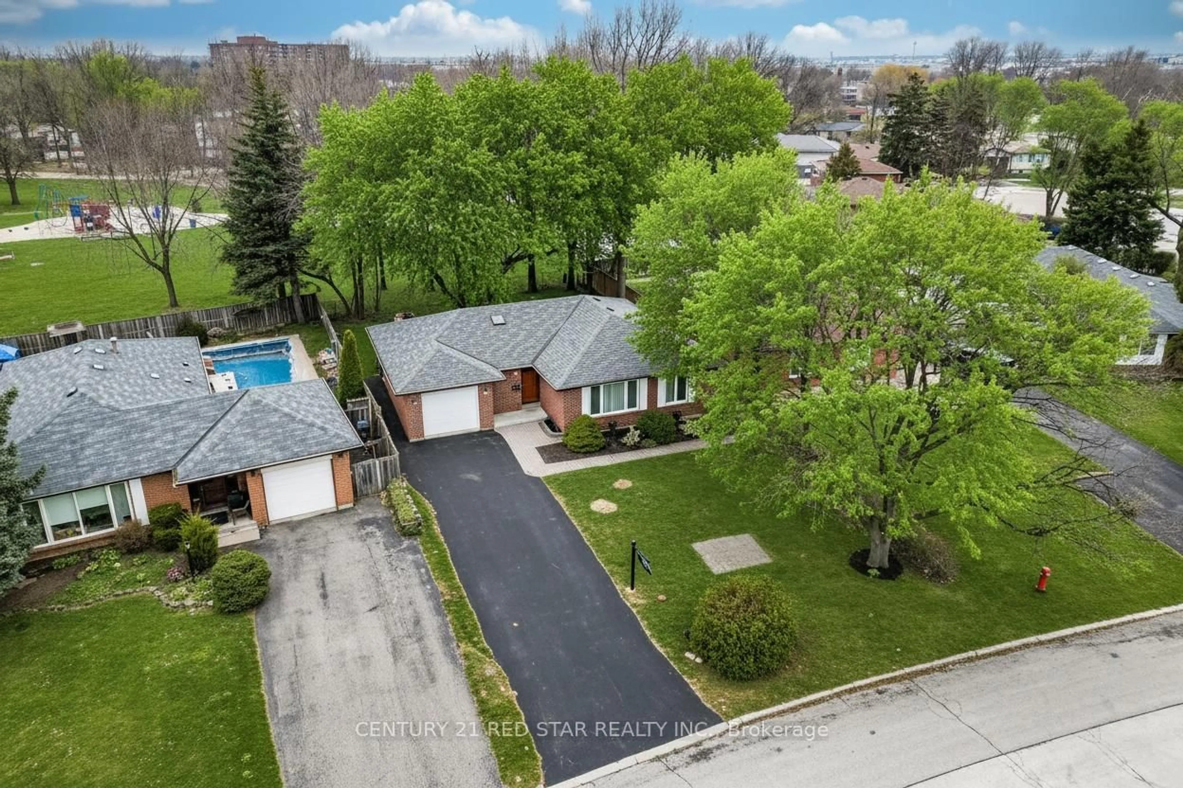 A pic from outside/outdoor area/front of a property/back of a property/a pic from drone, street for 25 Devonshire Dr, Brampton Ontario L6T 3G5