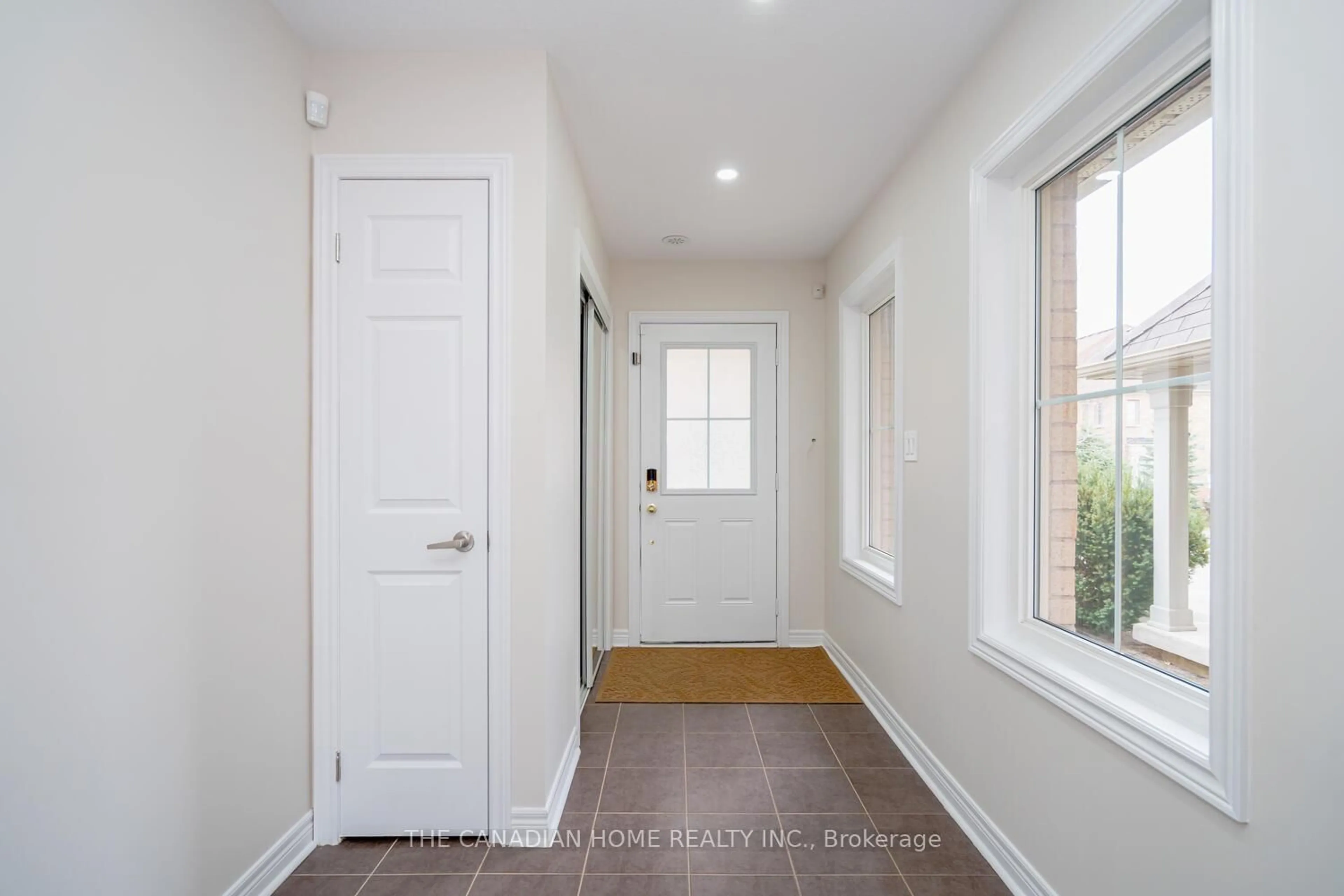 Indoor entryway for 48 Cedar Lake Cres, Brampton Ontario L6Y 0P9