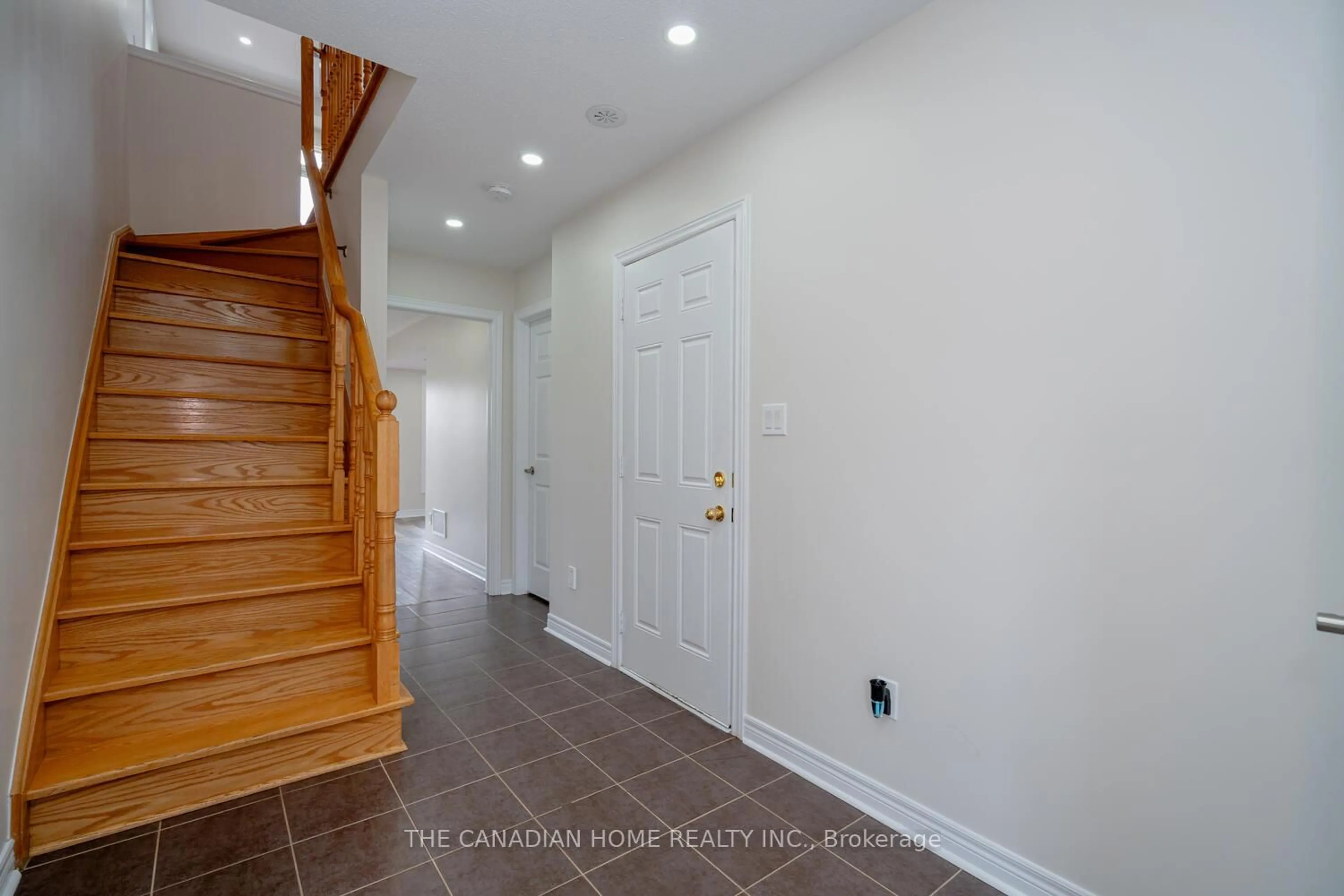 Indoor entryway for 48 Cedar Lake Cres, Brampton Ontario L6Y 0P9