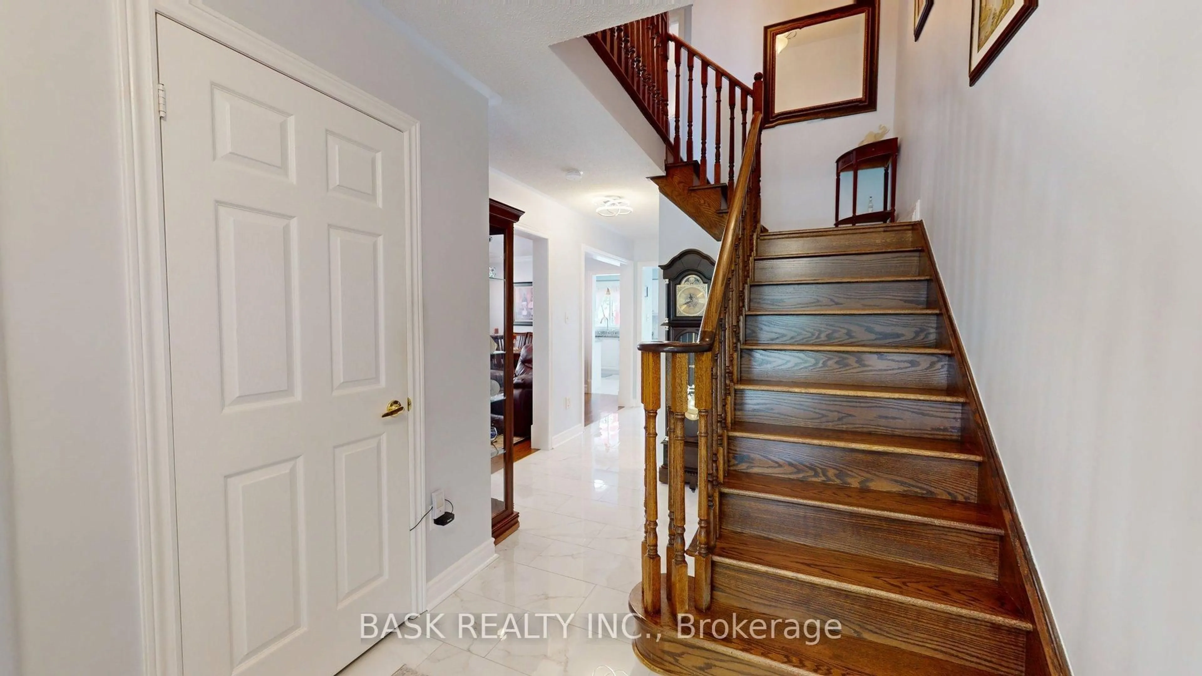 Indoor foyer for 51 Harvest Moon Dr, Caledon Ontario L7E 2L2