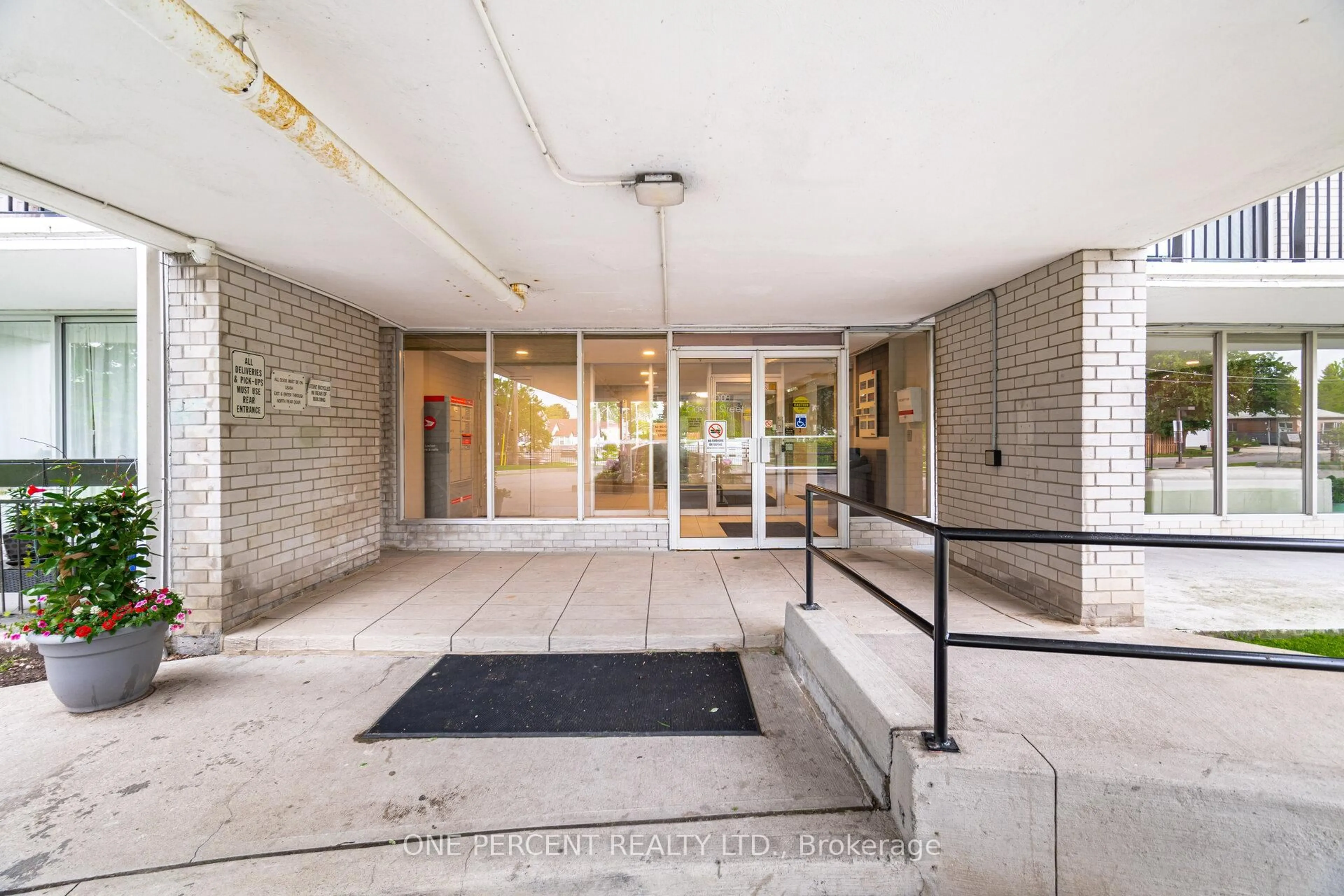 Indoor foyer for 1100 Caven St ##1110, Mississauga Ontario L5G 4N3