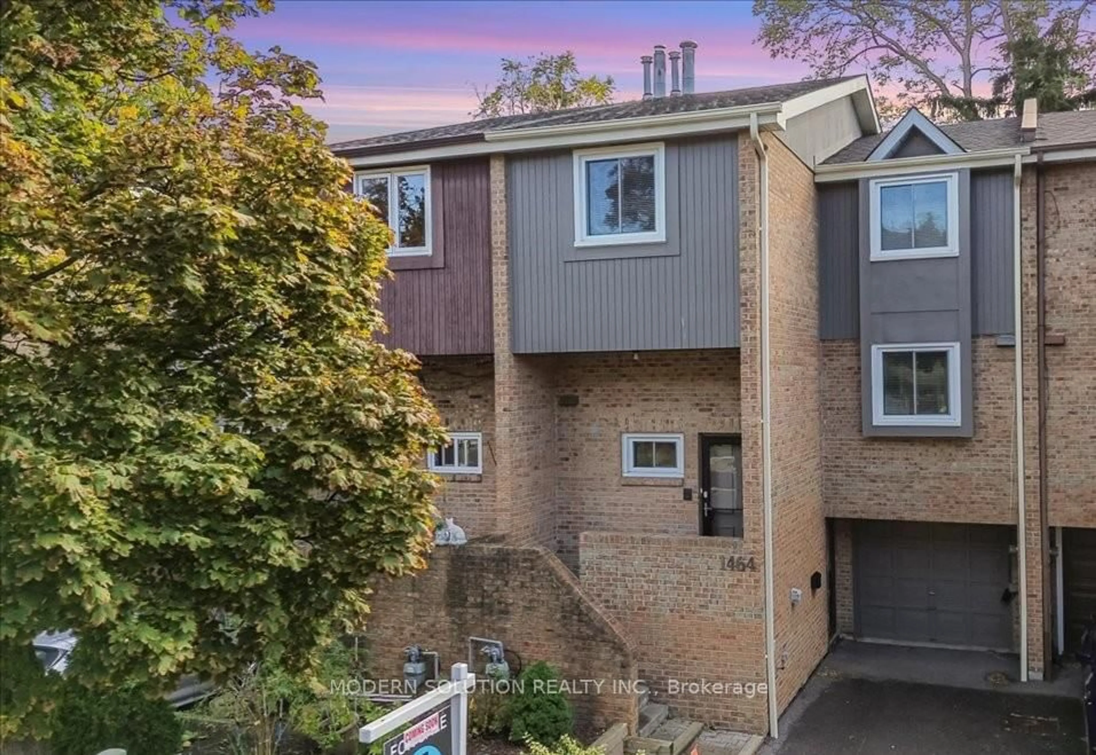 A pic from outside/outdoor area/front of a property/back of a property/a pic from drone, street for 1464 Credit Woodlands Crt, Mississauga Ontario L5C 3J5