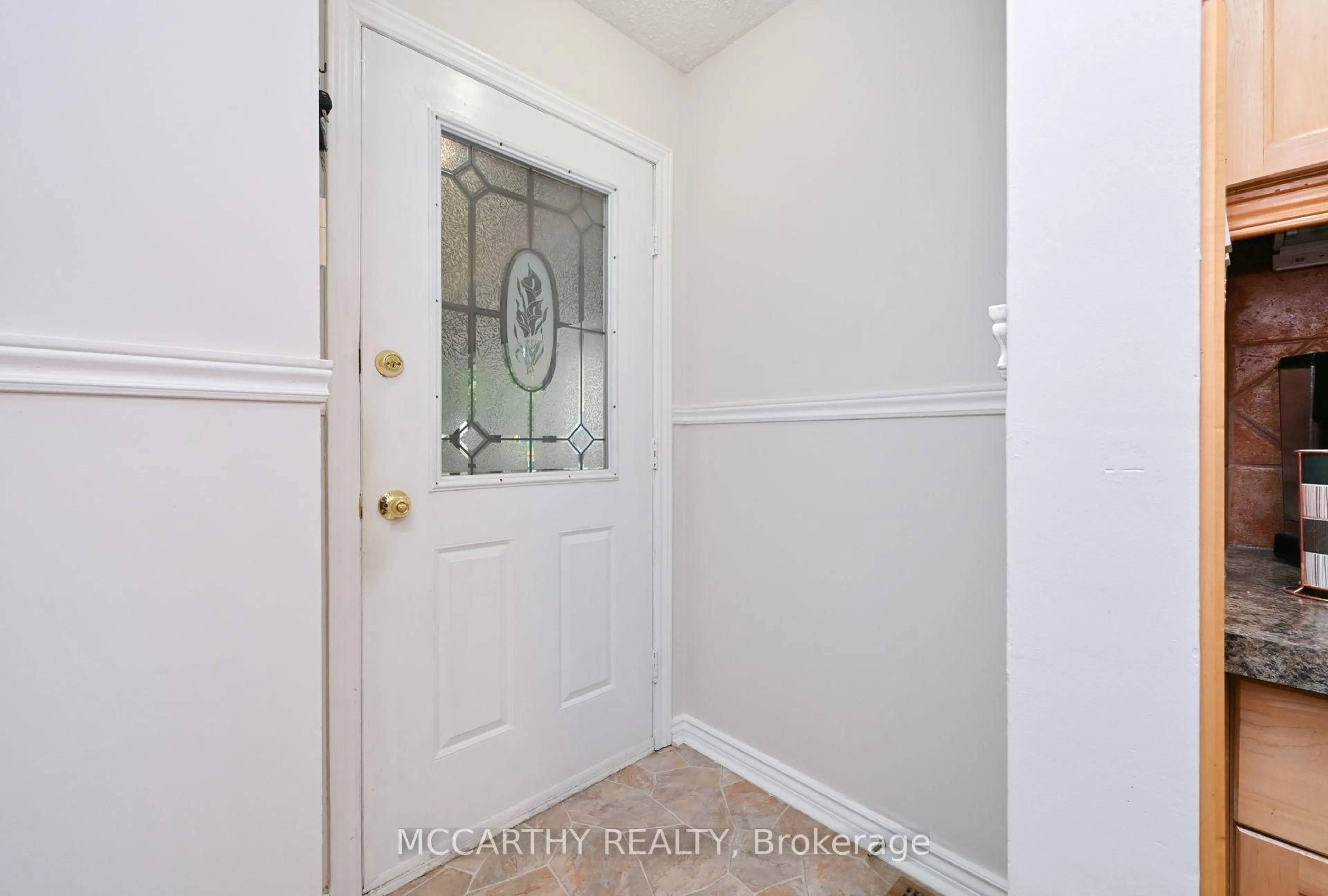 Indoor entryway for 15 Andrew Ave, Orangeville Ontario L9W 4E5