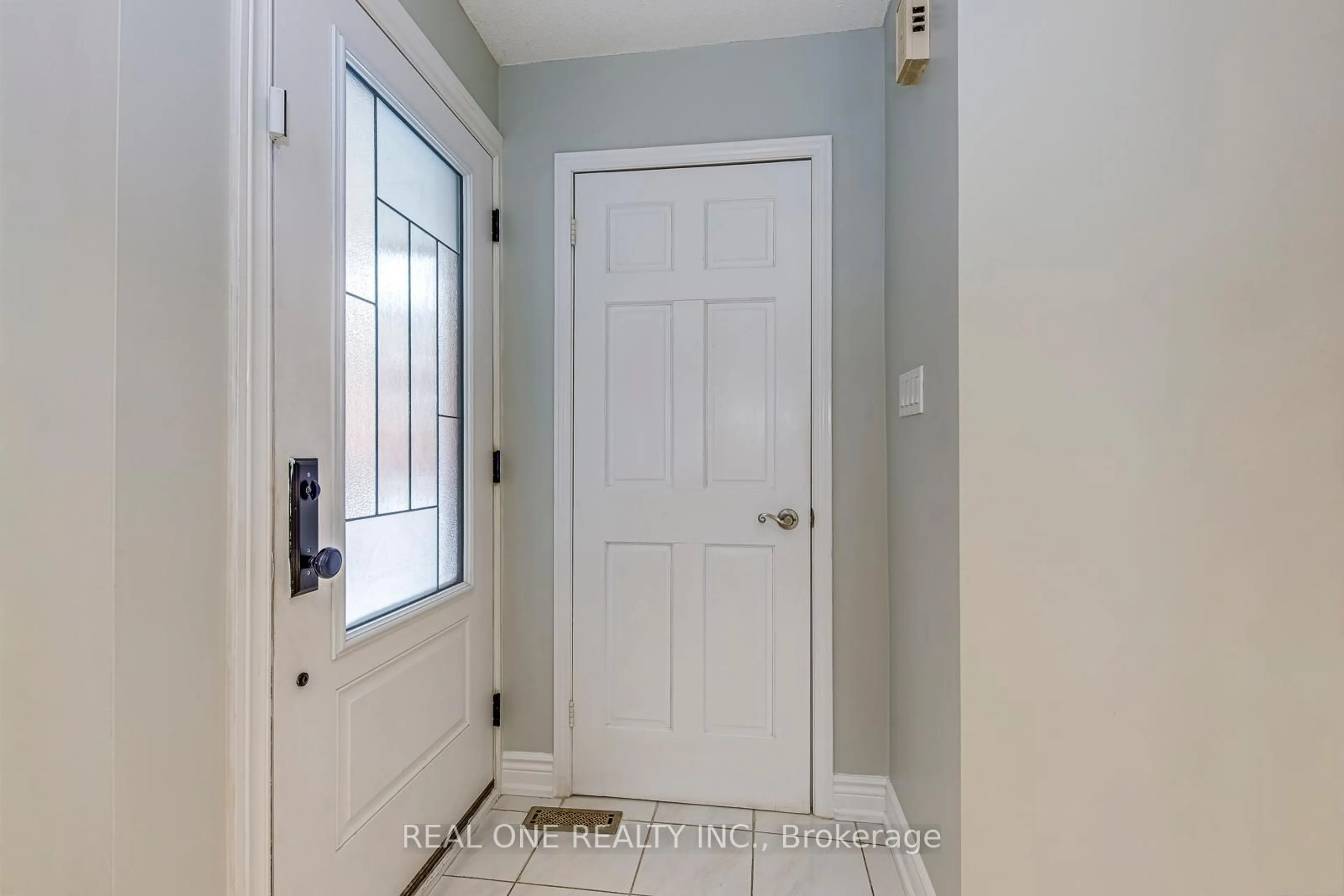 Indoor entryway for 2006 Glenada Cres #2, Oakville Ontario L6H 5R9
