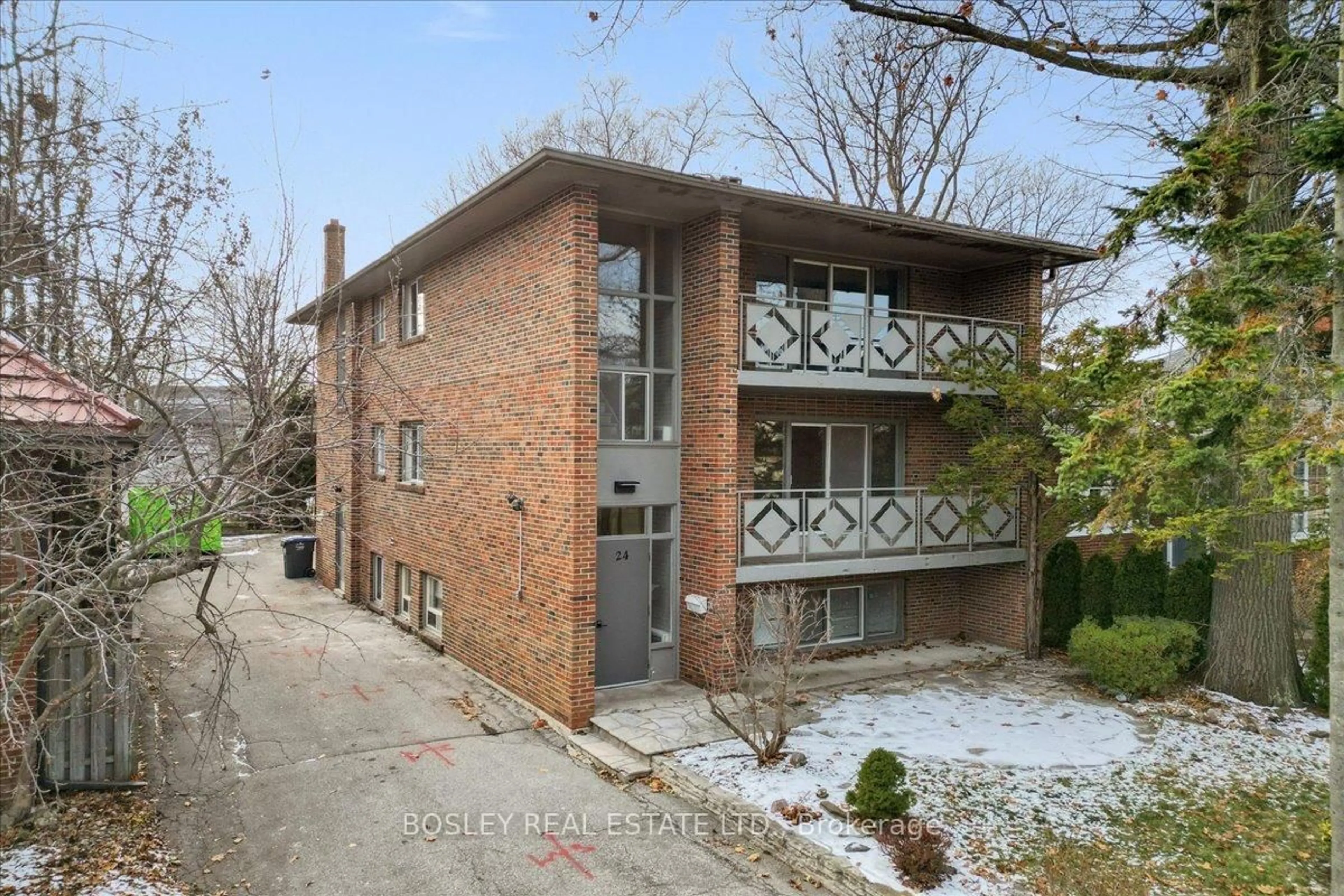 Home with brick exterior material, building for 24 Oakwood Ave, Mississauga Ontario L5G 3L7