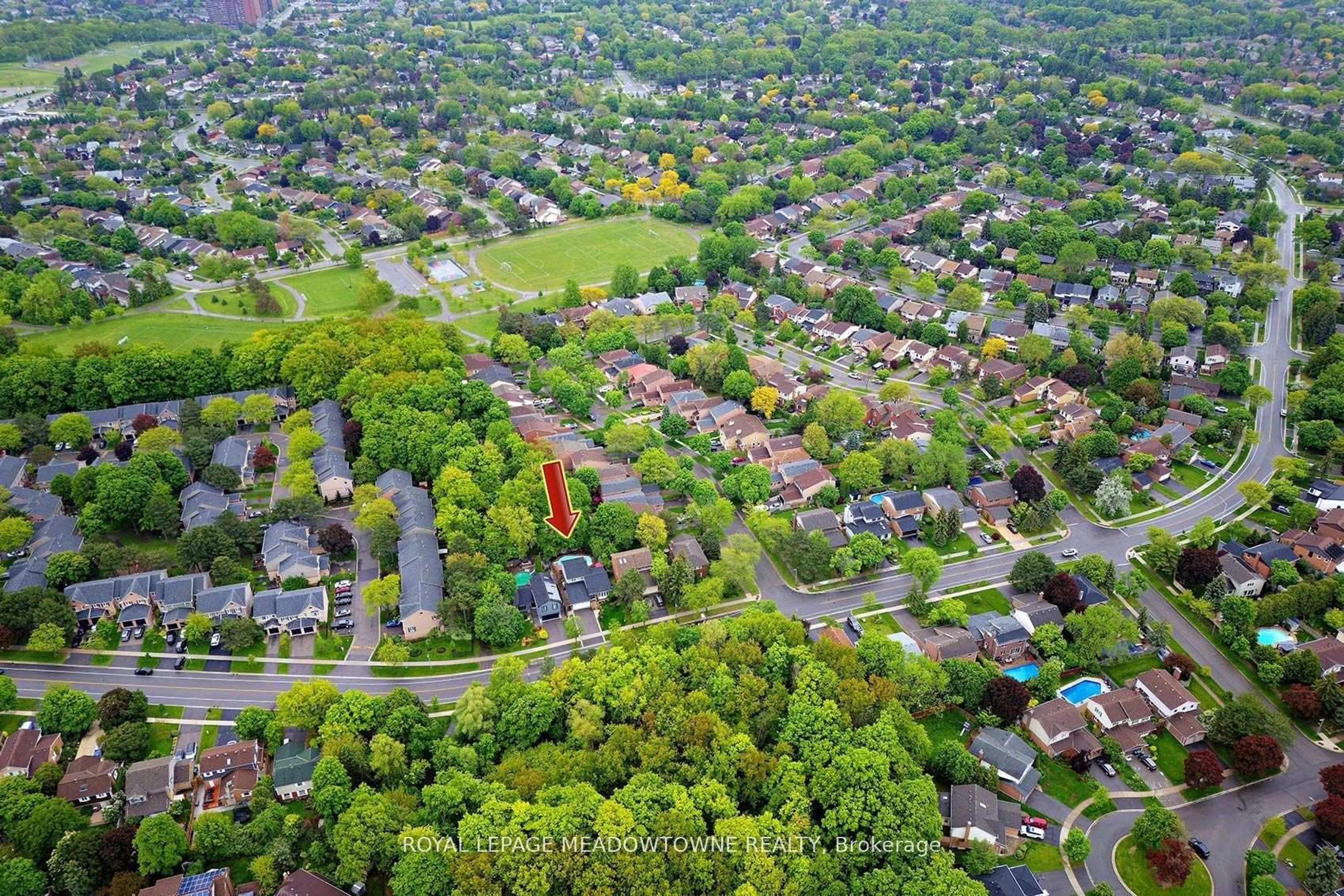 A pic from outside/outdoor area/front of a property/back of a property/a pic from drone, street for 2818 Folkway Dr, Mississauga Ontario L5L 2H9