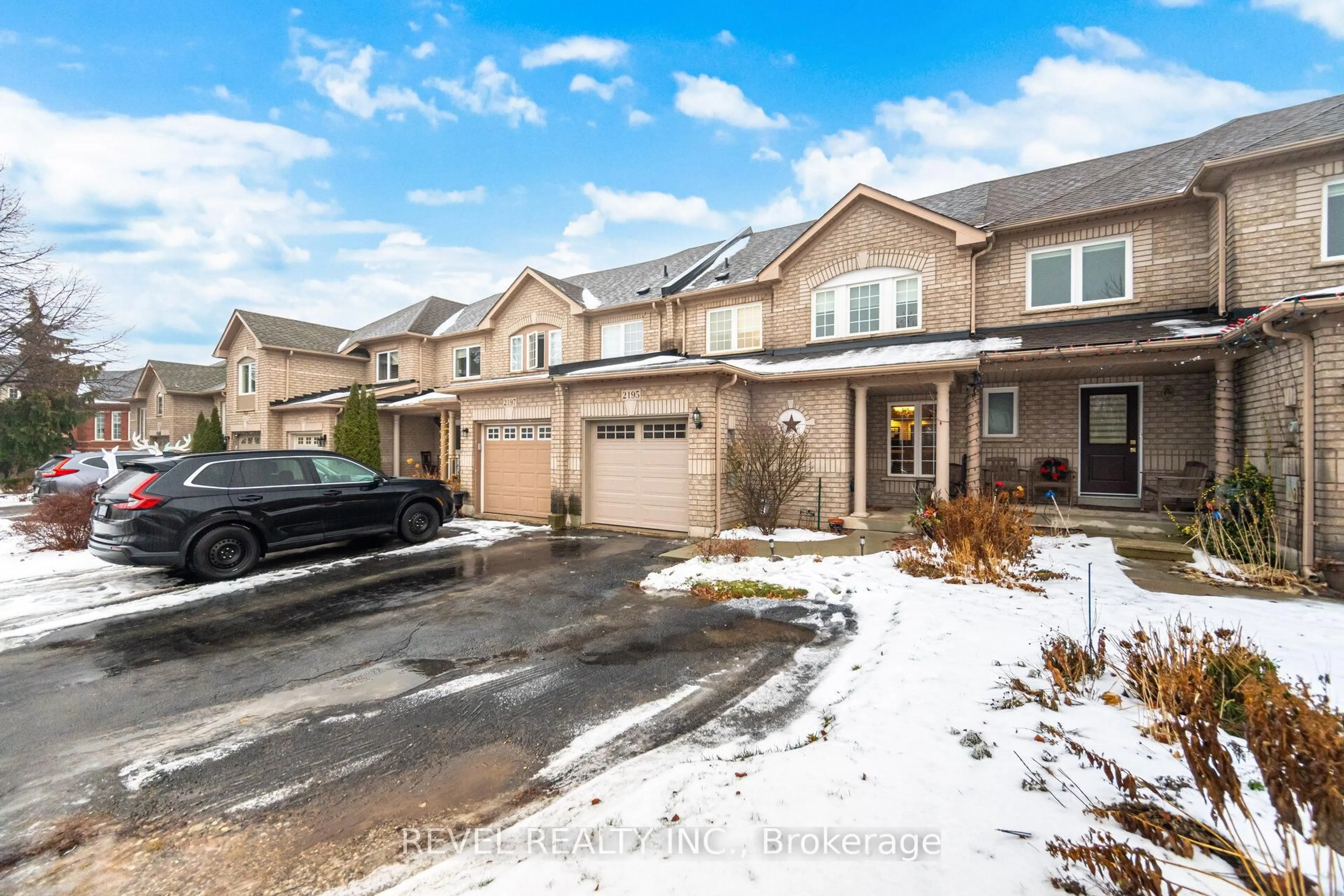 A pic from outside/outdoor area/front of a property/back of a property/a pic from drone, street for 2195 Hummingbird Way, Oakville Ontario L6M 3Z6