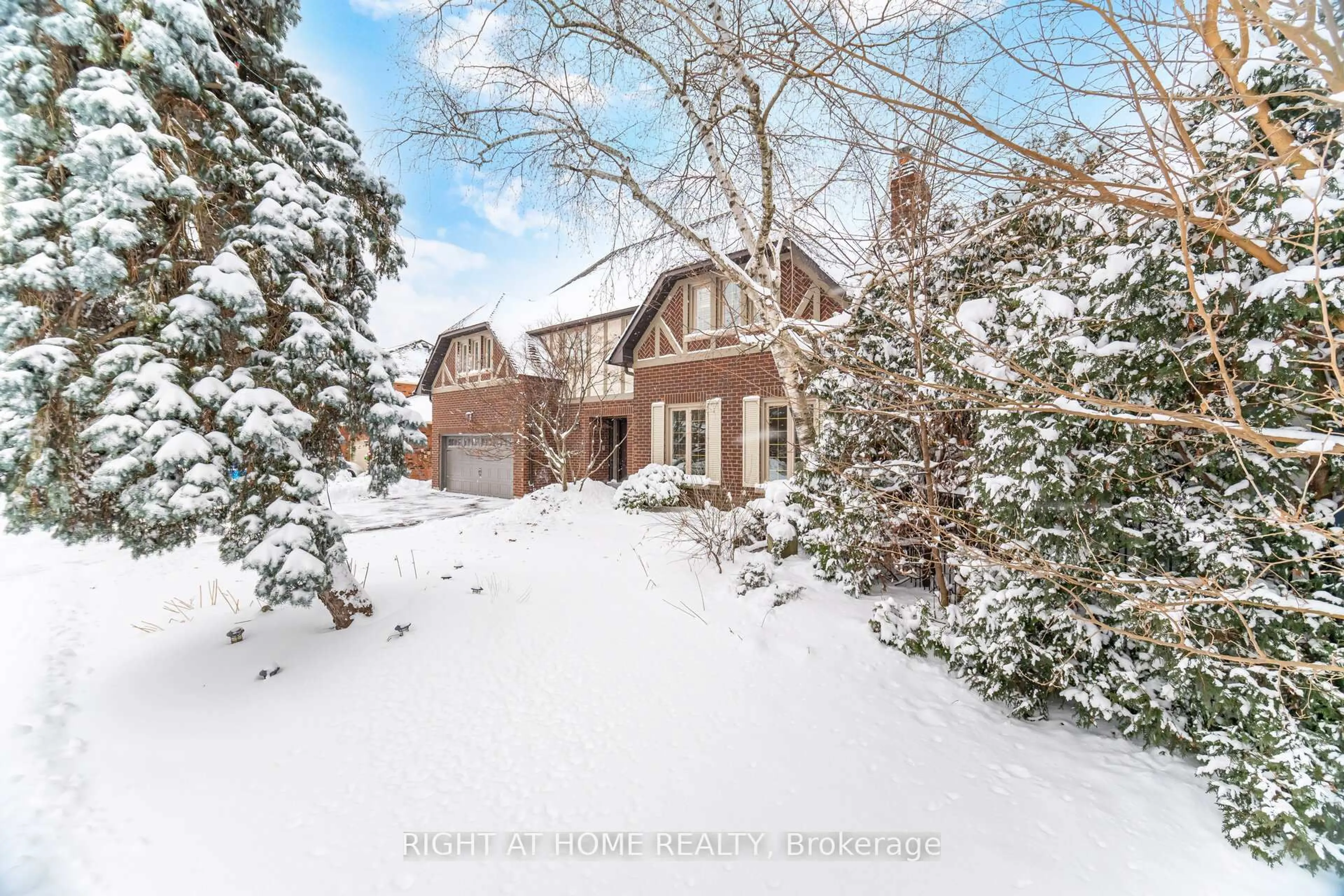 A pic from outside/outdoor area/front of a property/back of a property/a pic from drone, street for 1340 Greeneagle Dr, Oakville Ontario L6M 2M9