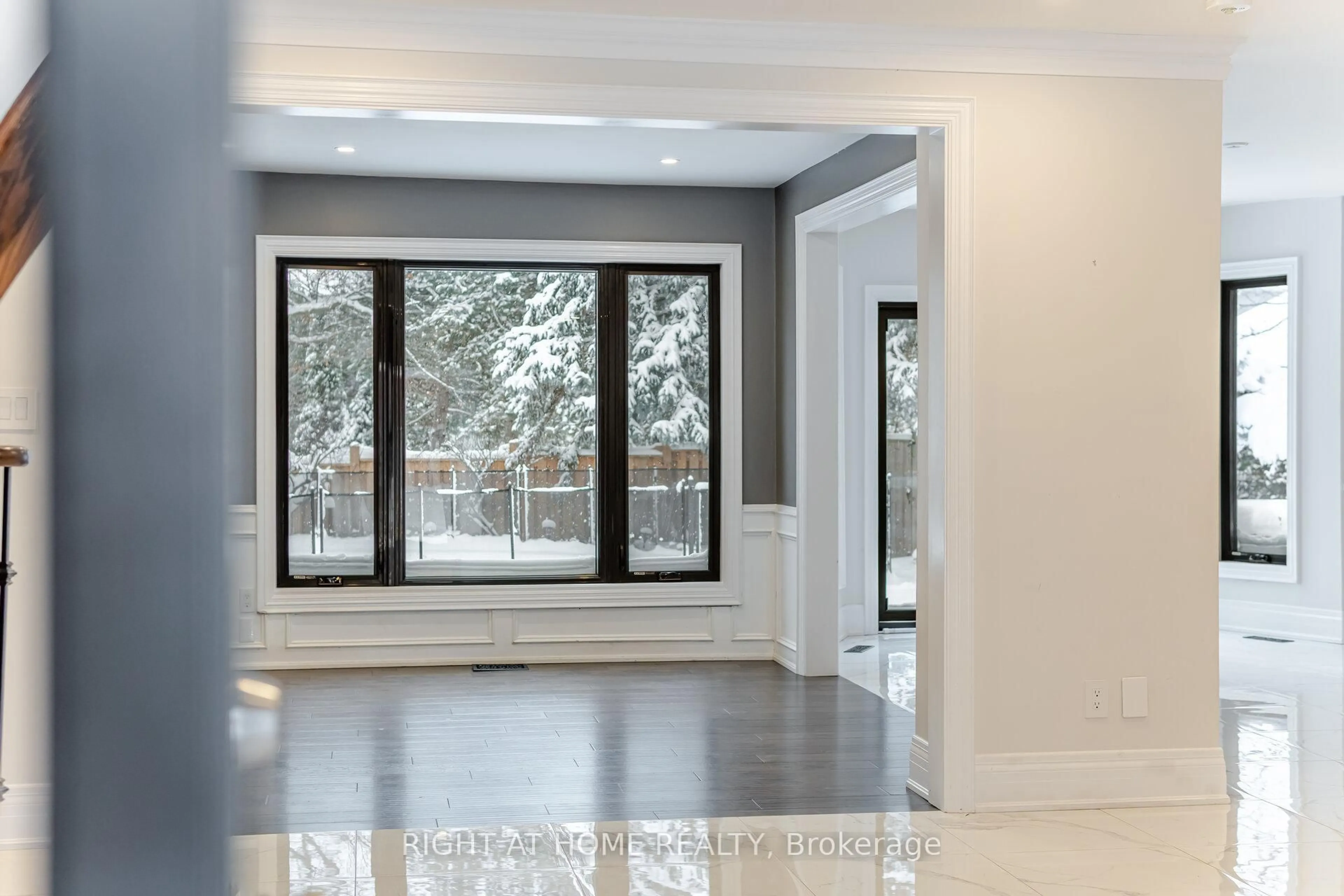 Indoor entryway for 1340 Greeneagle Dr, Oakville Ontario L6M 2M9