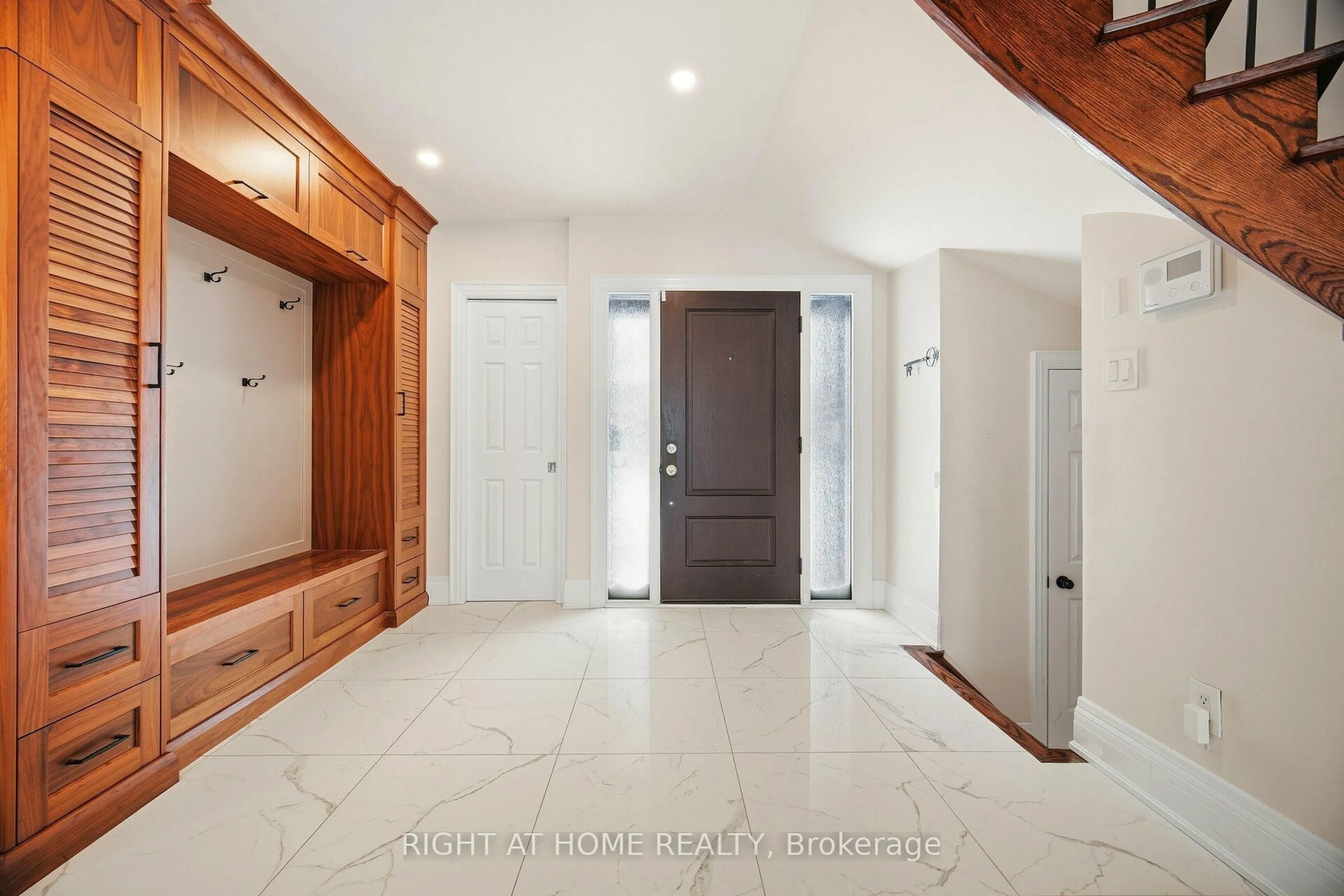 Indoor foyer for 1340 Greeneagle Dr, Oakville Ontario L6M 2M9
