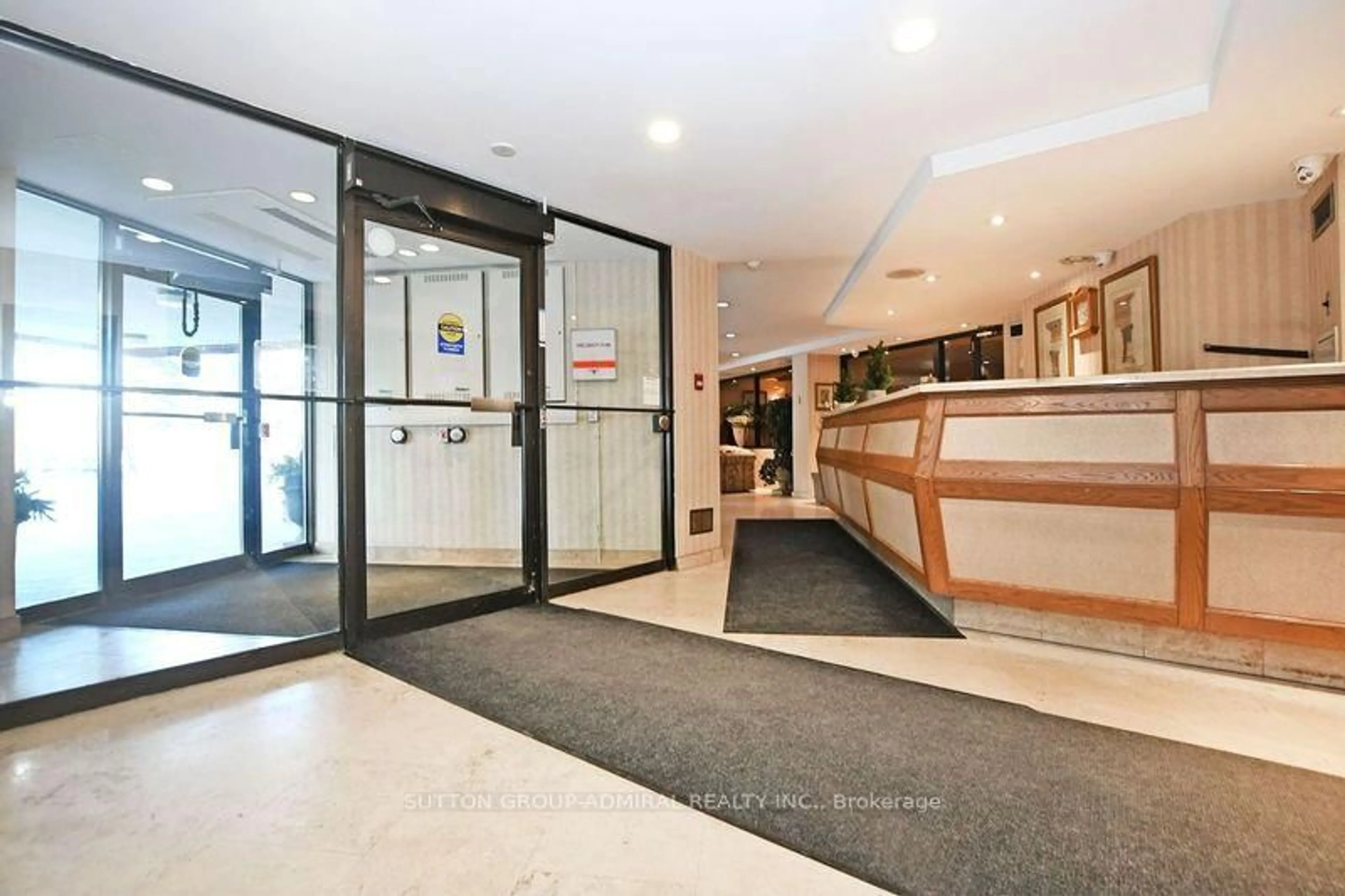 Lobby for 3700 Kaneff Cres #609, Mississauga Ontario L5A 4B8