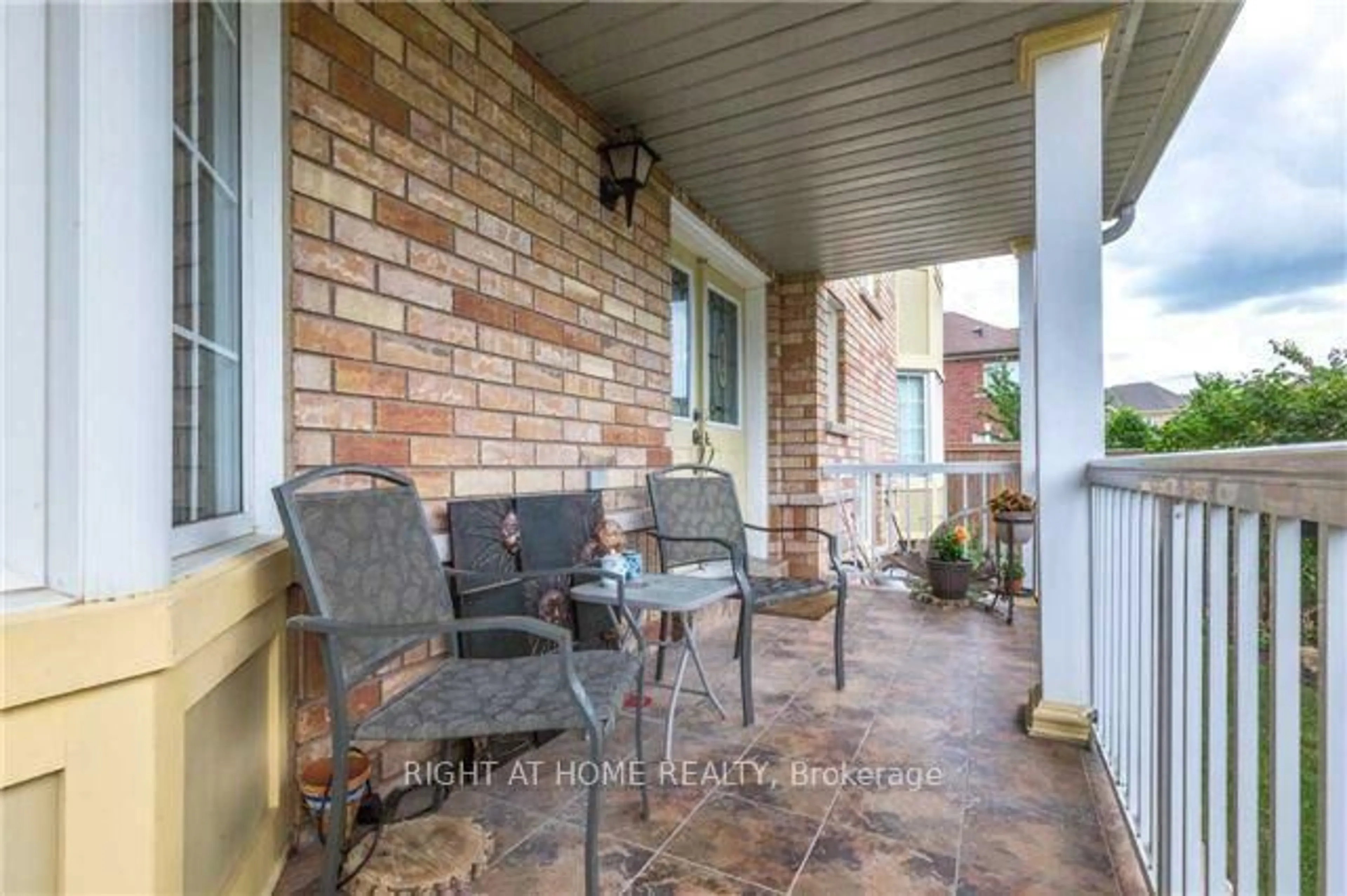 Patio, street for 1074 Mccuaig Dr, Milton Ontario L9T 6T2