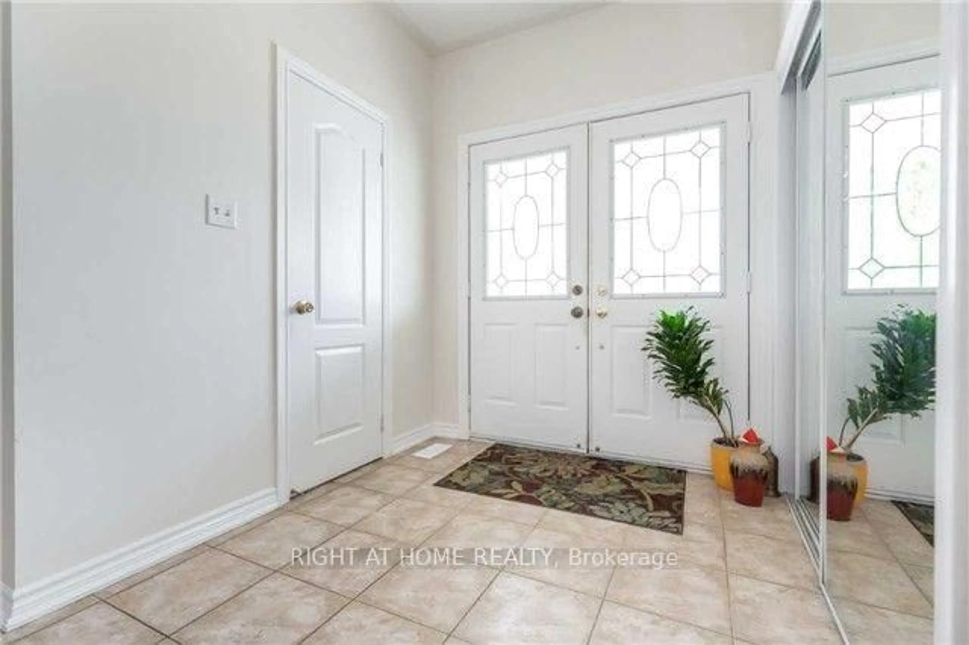 Indoor entryway for 1074 Mccuaig Dr, Milton Ontario L9T 6T2