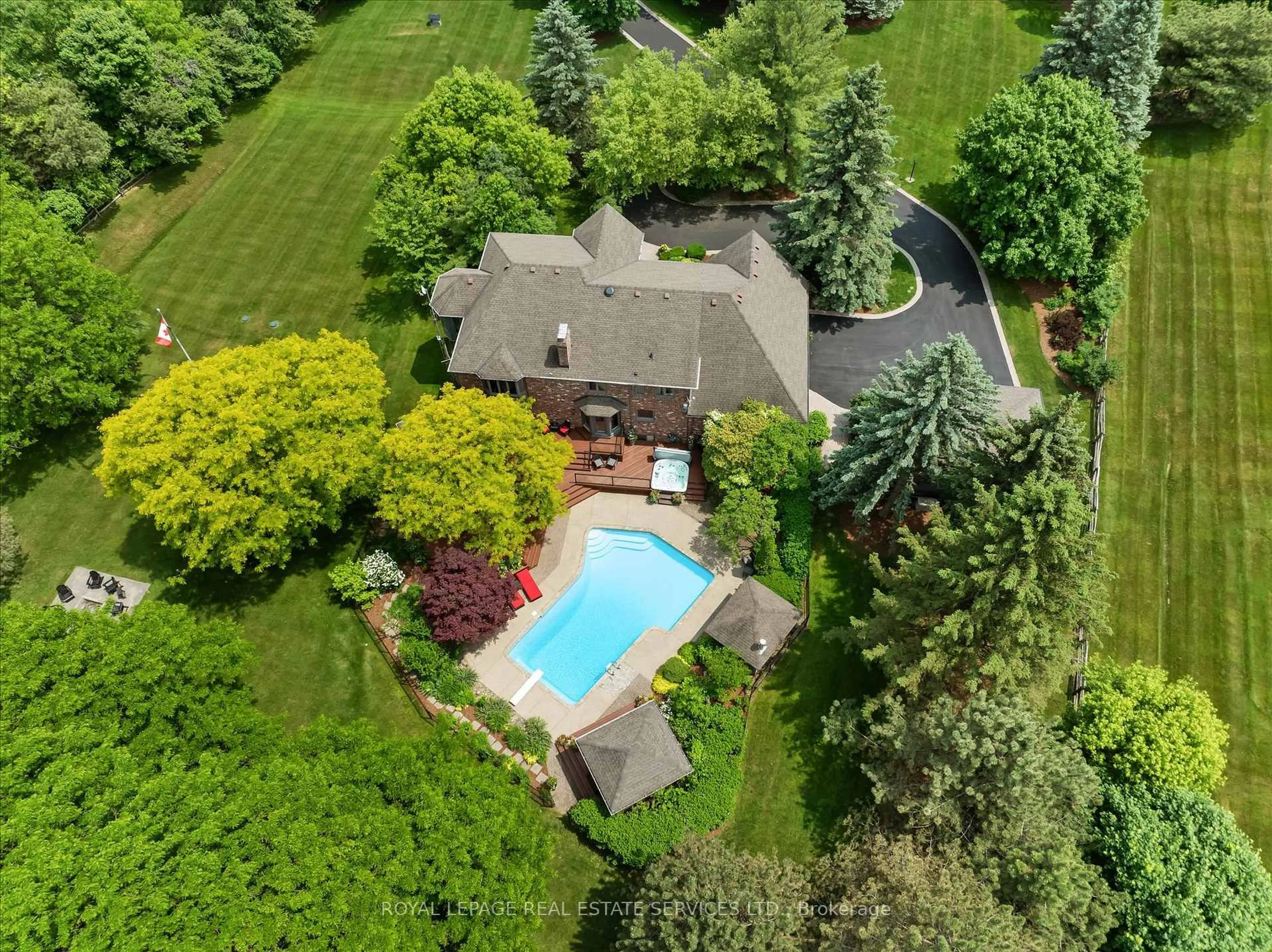 A pic from outside/outdoor area/front of a property/back of a property/a pic from drone, unknown for 2315 8 Sideroad, Burlington Ontario L7P 0M5