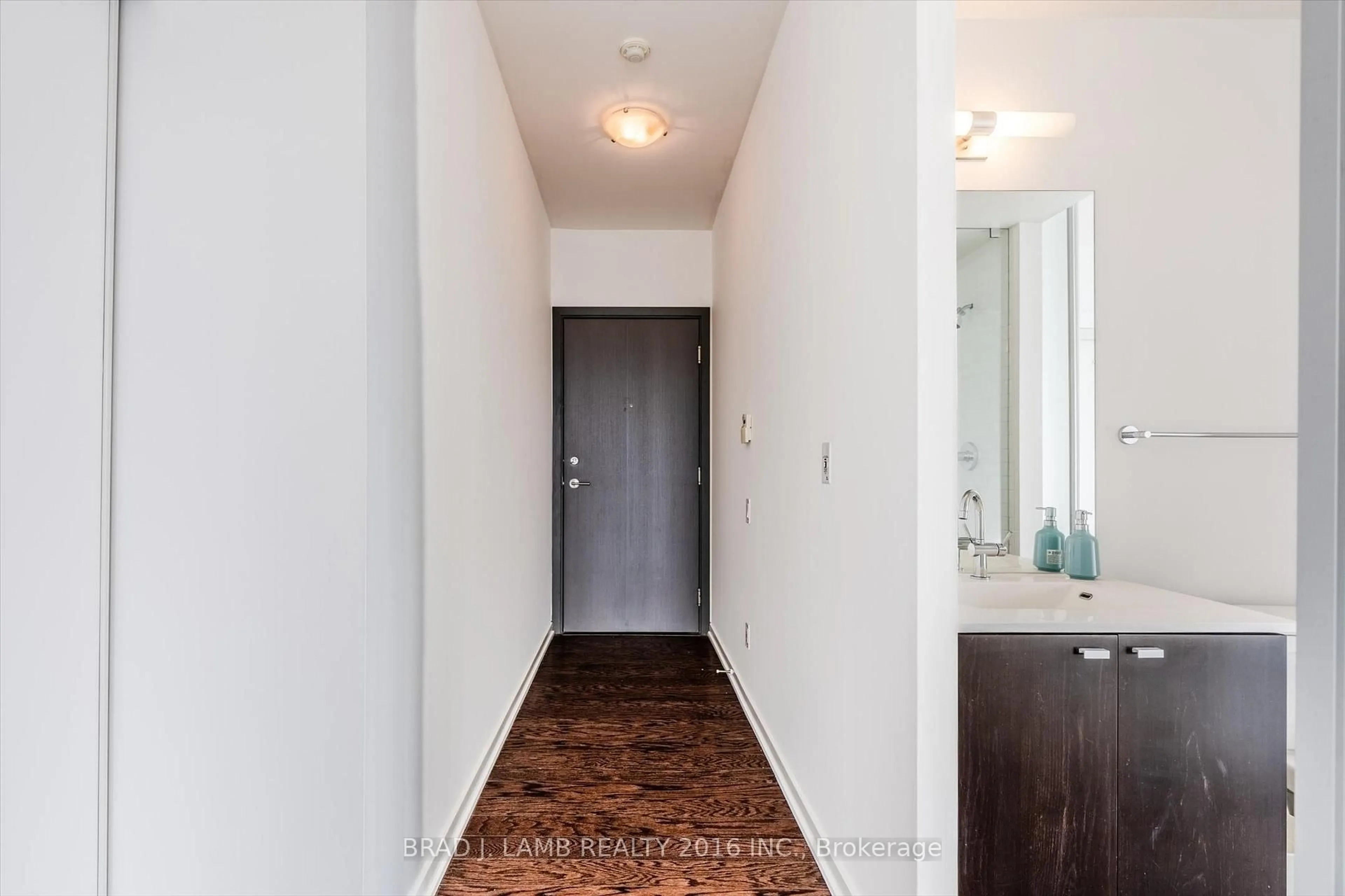 Indoor entryway for 103 The Queensway #1305, Toronto Ontario M6S 5B3