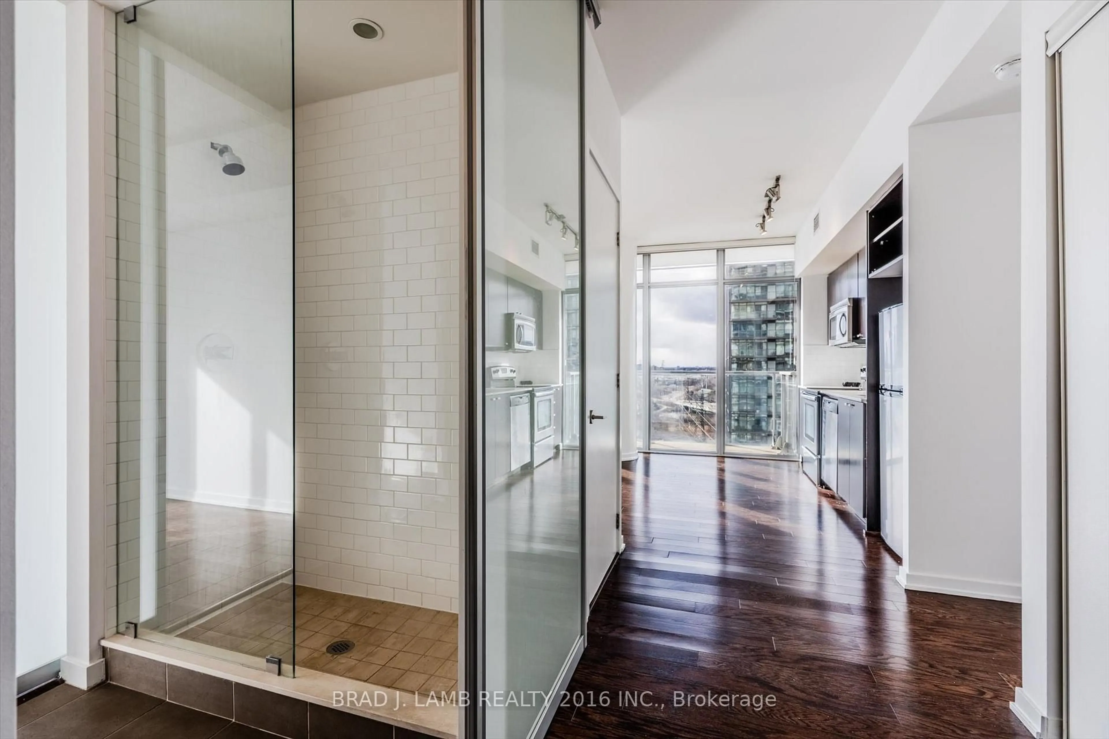 Contemporary bathroom, ceramic/tile floor for 103 The Queensway #1305, Toronto Ontario M6S 5B3