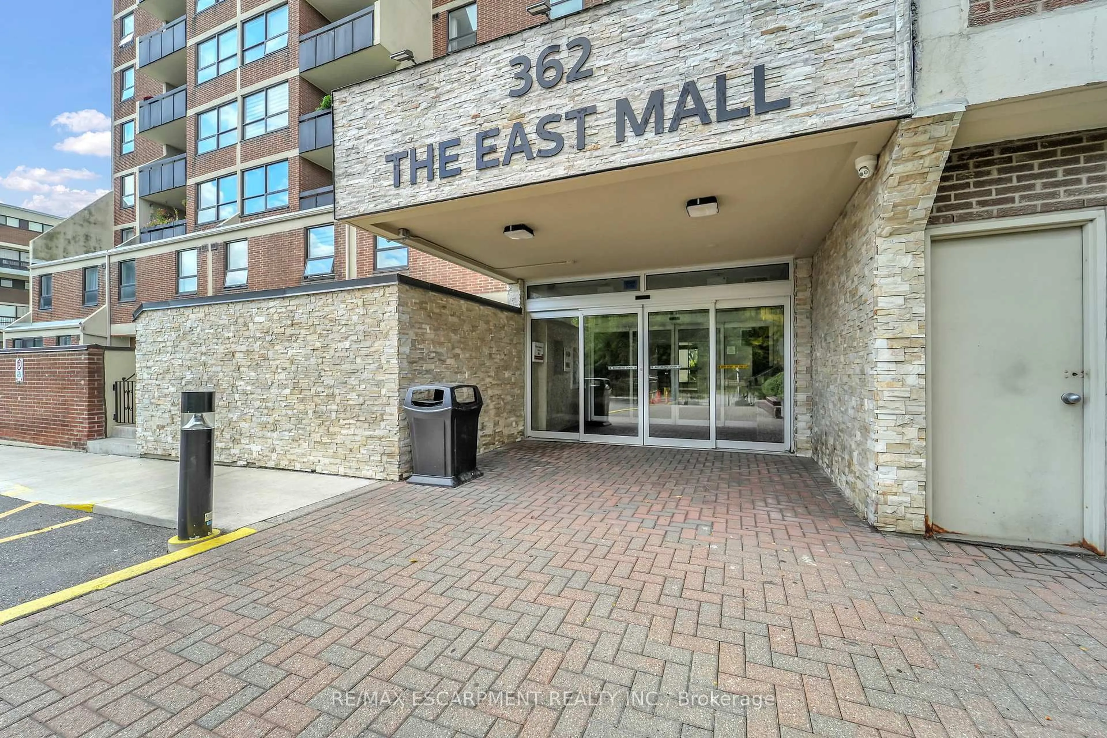 Indoor foyer for 362 The East Mall #806, Toronto Ontario M9B 6C4