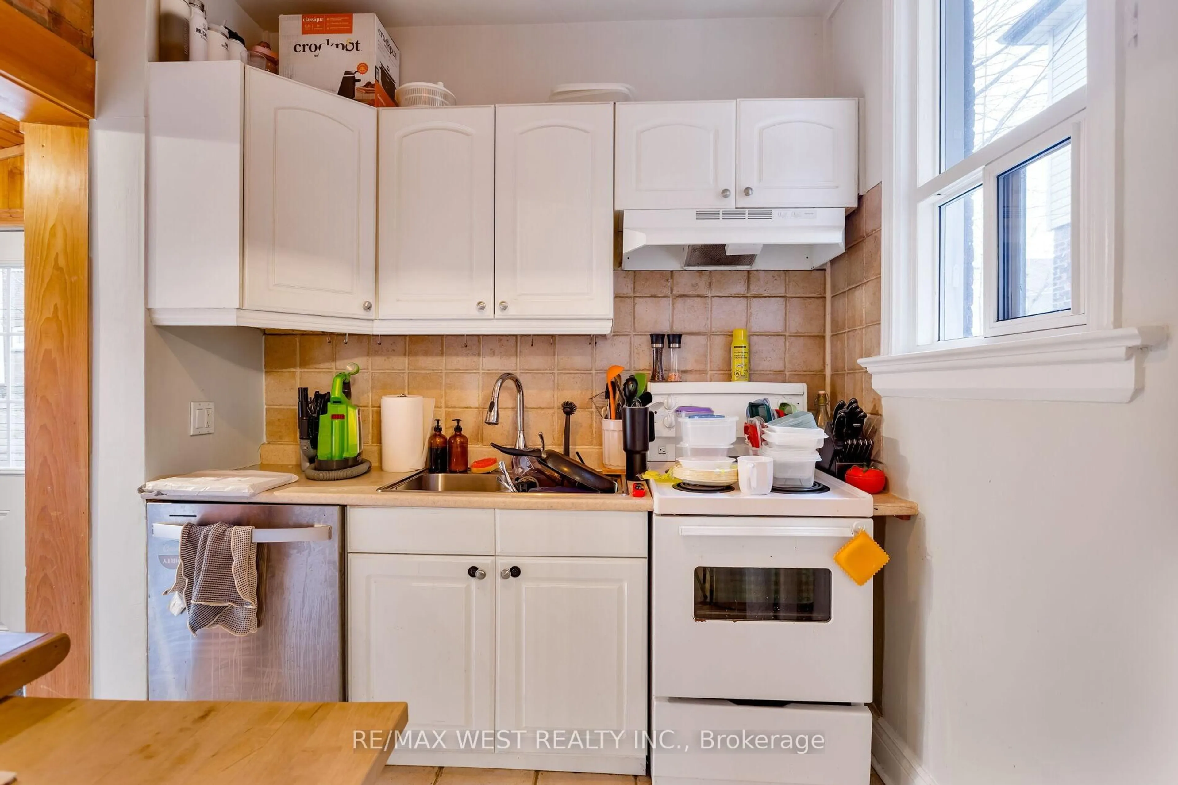 Standard kitchen, unknown for 181 Parkside Dr, Toronto Ontario M6R 2Y9