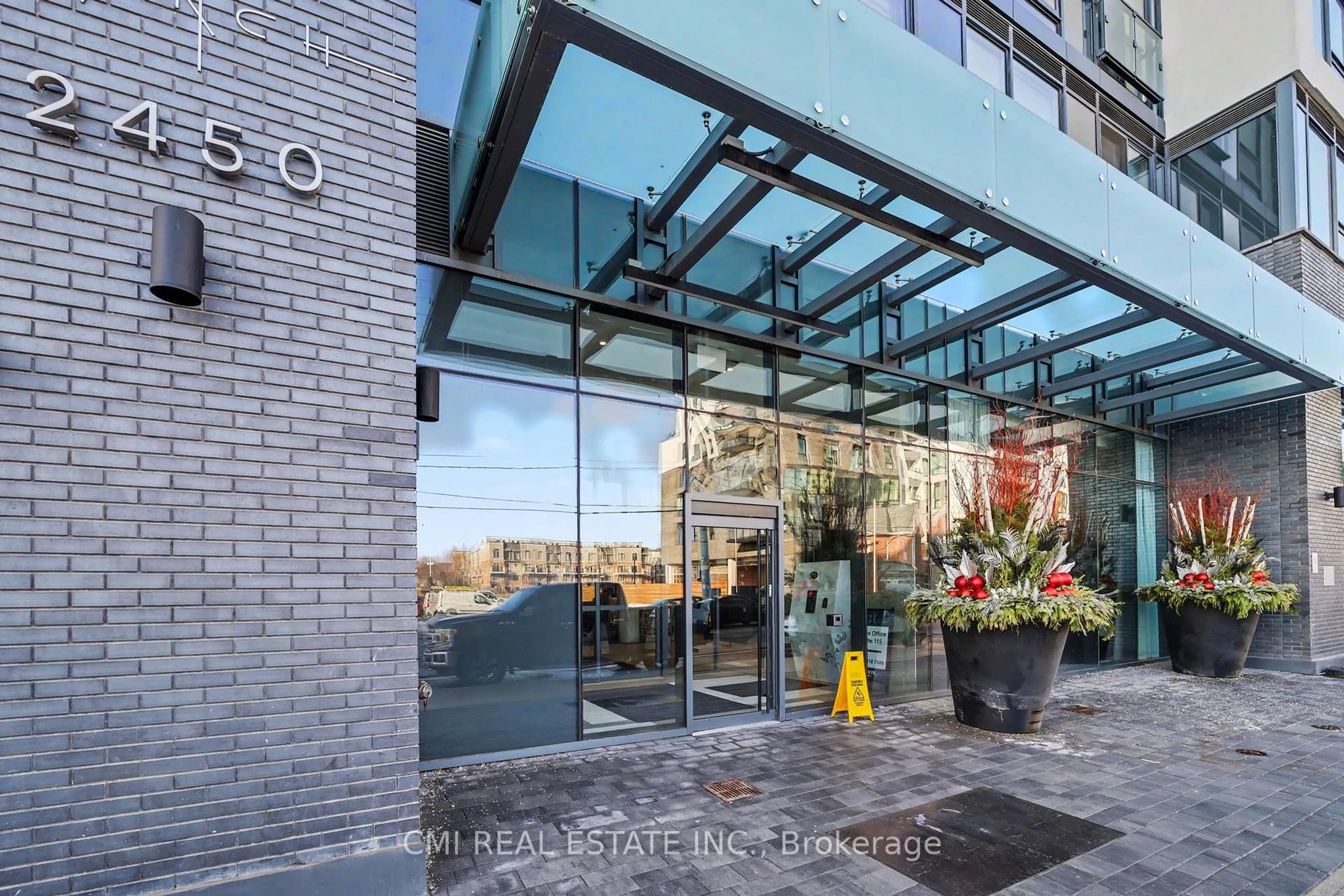 Indoor foyer for 2450 Old Bronte Rd #242, Oakville Ontario L6M 4J2