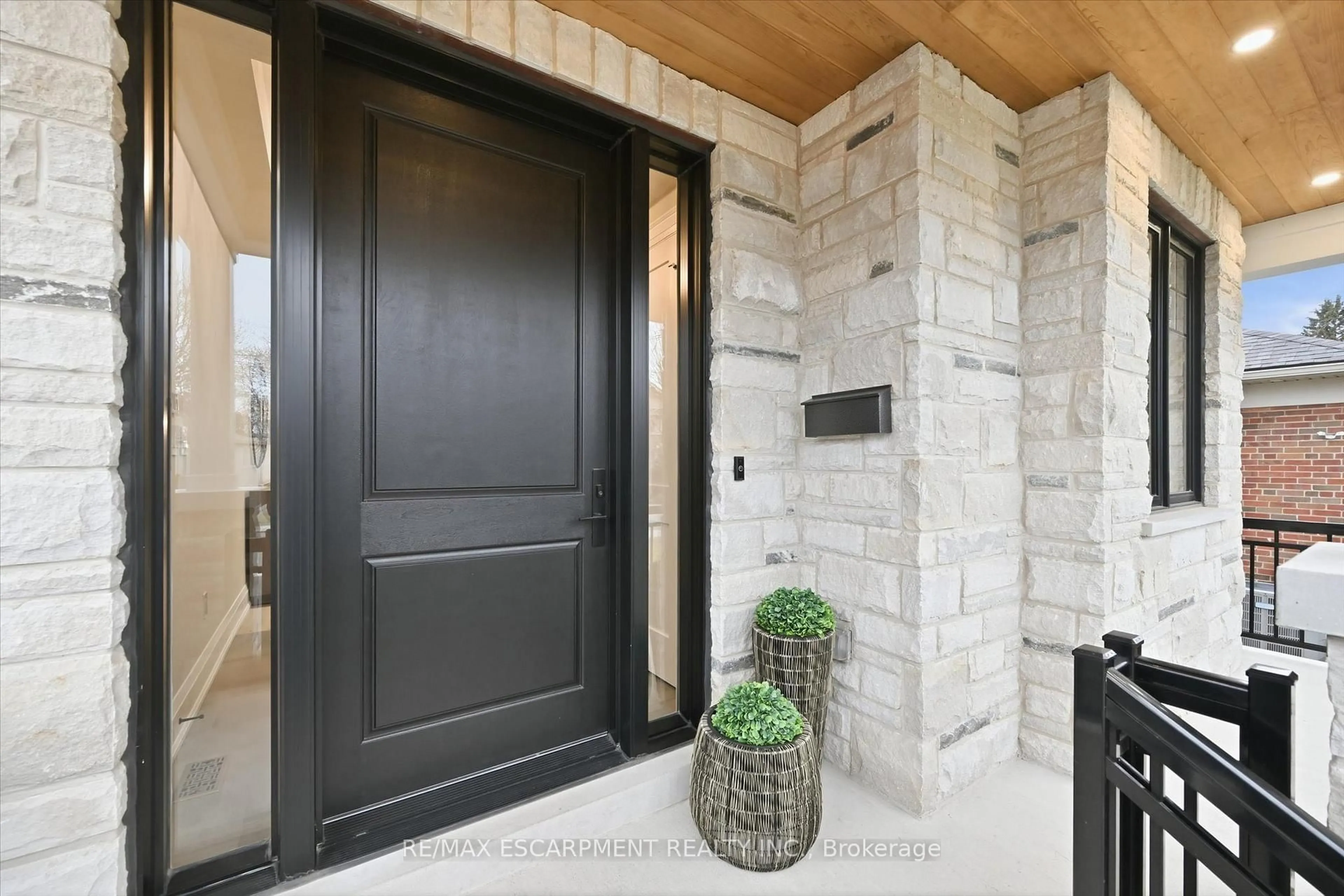 Indoor entryway for 2229 Tallman Ave, Burlington Ontario L7R 1R2
