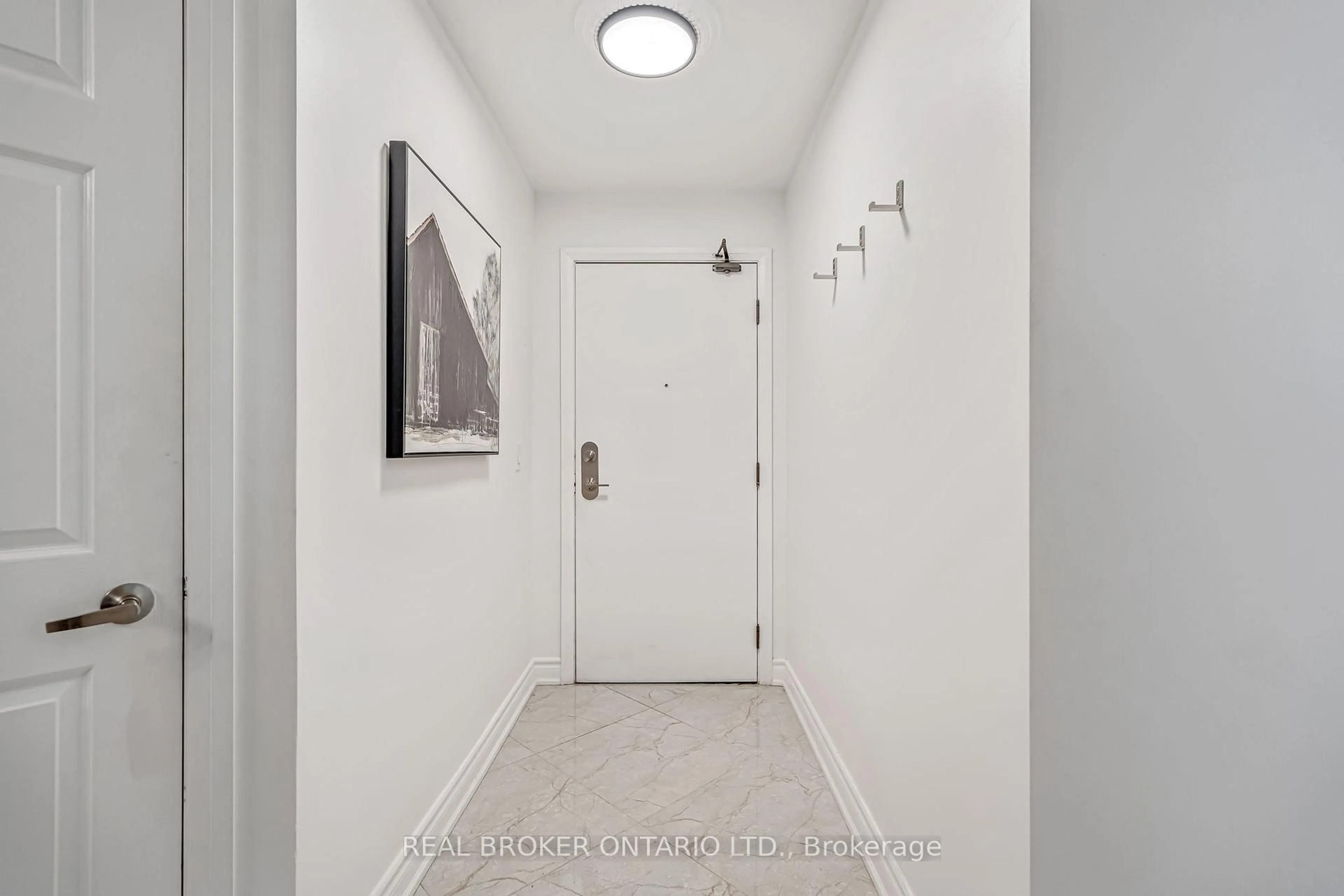 Indoor entryway for 220 Forum Dr #904, Mississauga Ontario L4Z 4K1